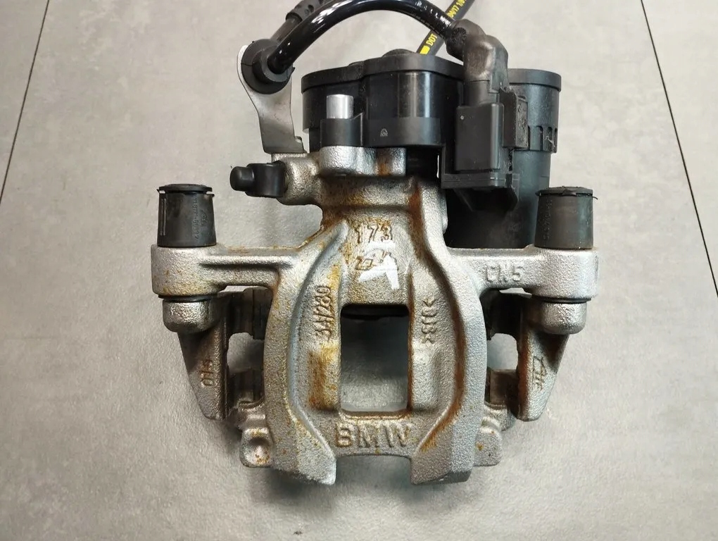 BMW X1 F48 caliper left rear part 6880379