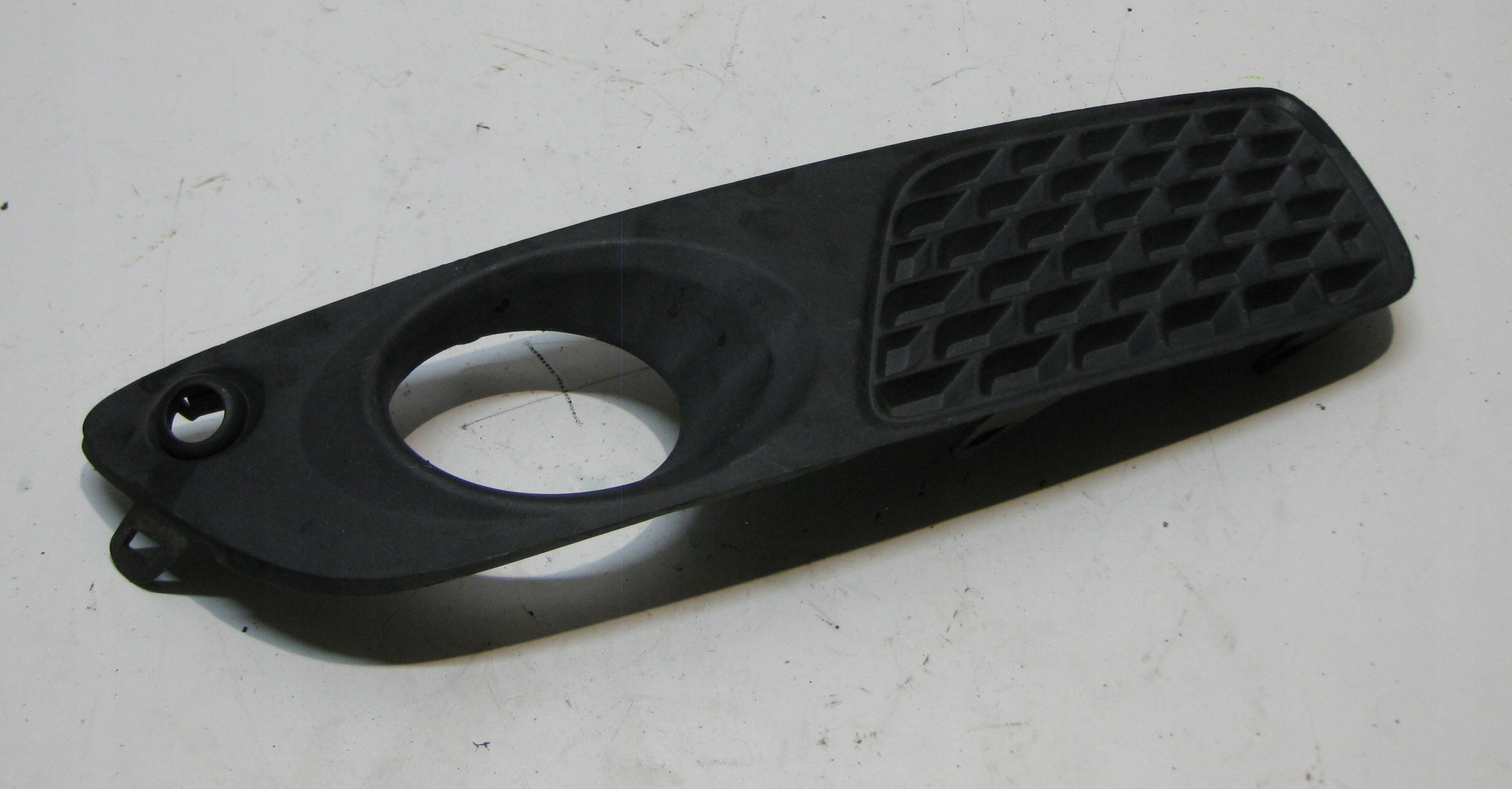 VOLVO V70 2.0 D 09R lower grid of a bumper left front 30763109