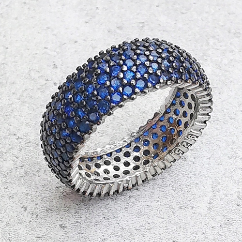 Široký snubní prsten s modrými zirkony