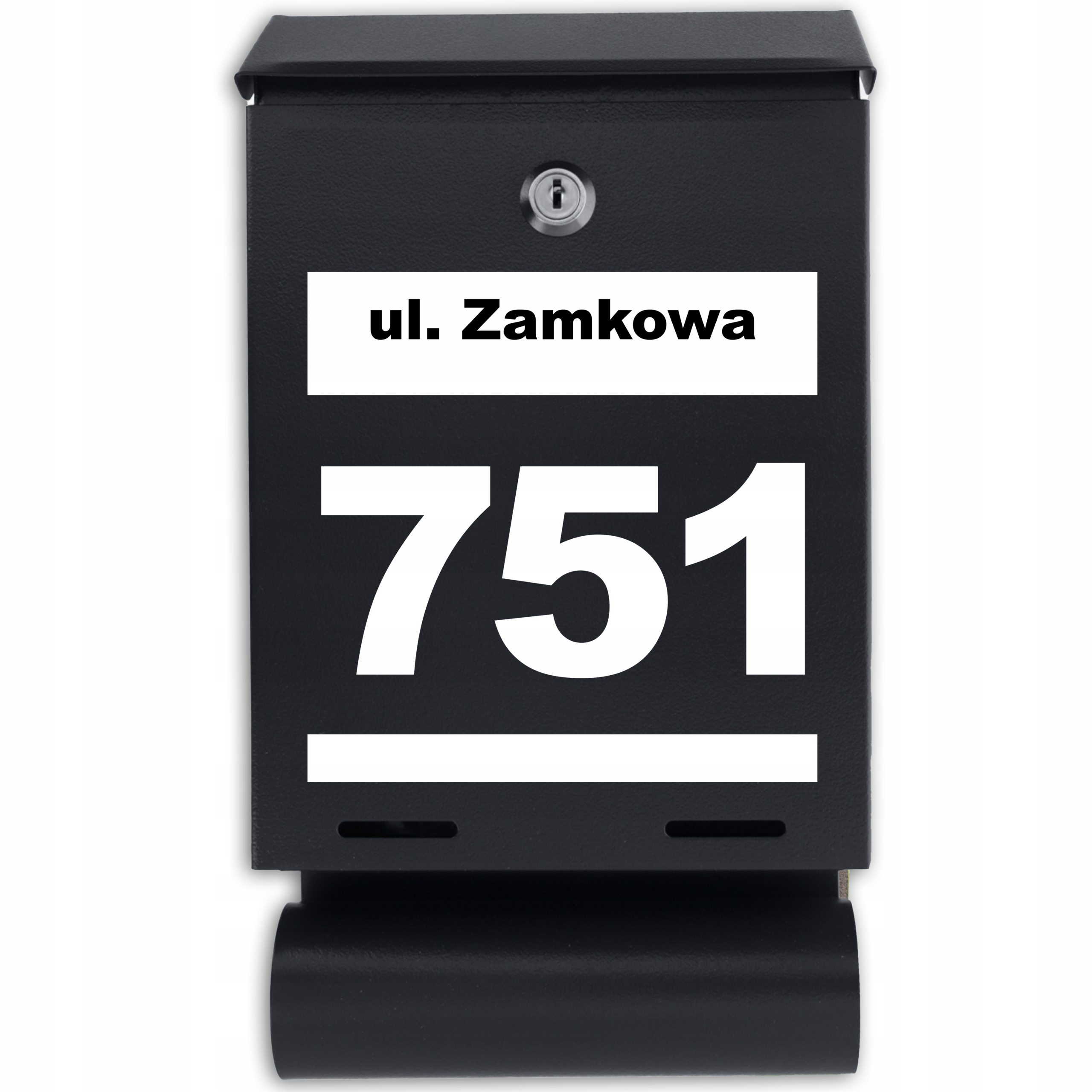 Černá matná poštovní schránka s tubou, personalizovaná ulice na fasádě