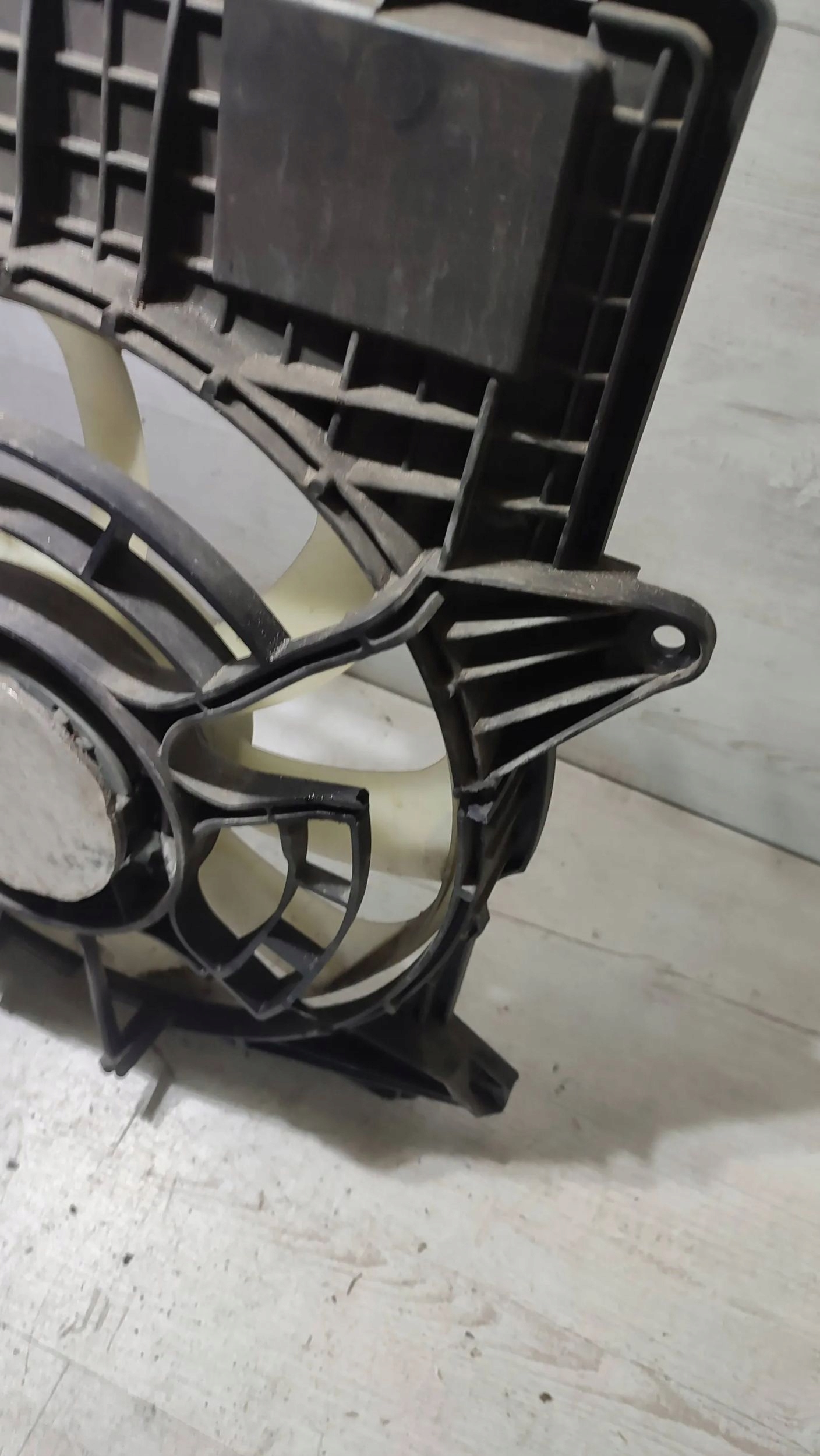 Jeep Cherokee 2015 elektrický ventilátor chladiče