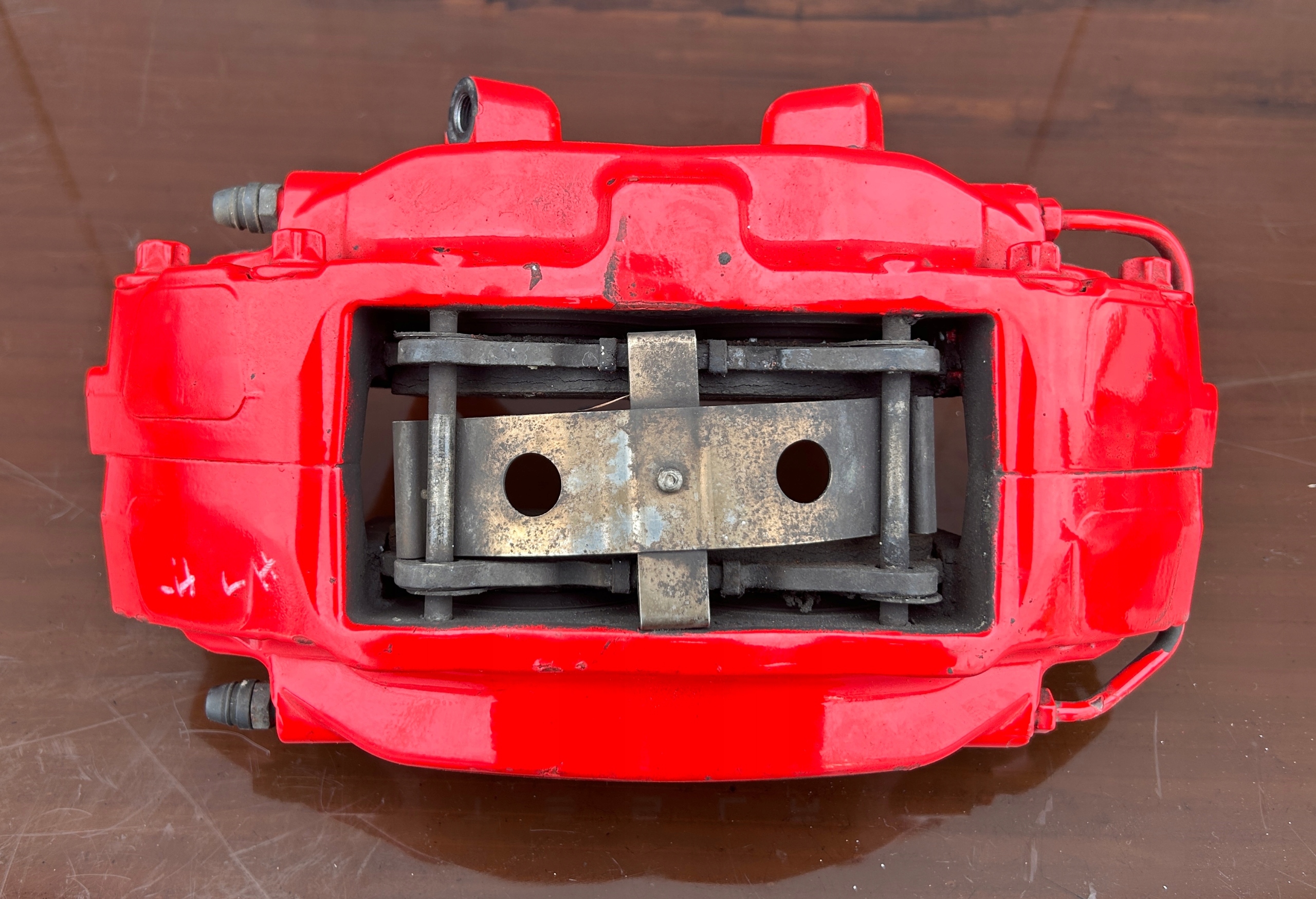 třmen brzdový levý předek TESLA MODEL S
