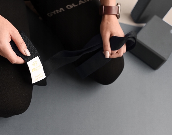 ZESTAW KOSTKI 2 SZT + PASEK DO JOGI WYTRZYMAŁY DO ĆWICZEŃ KOSTKA X2 FIT.ME Kolor czarny