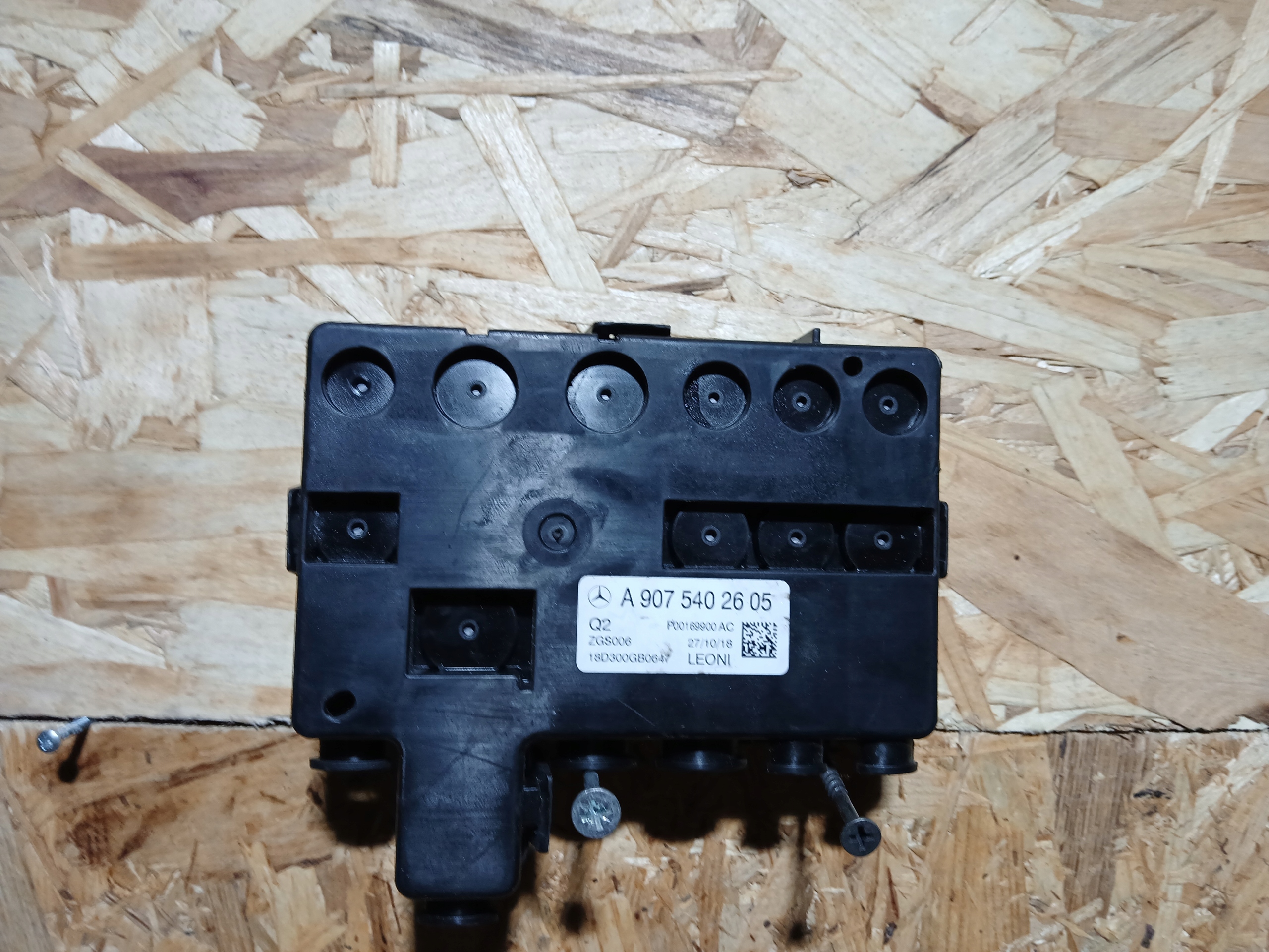 9075402605 SKRZYNKA BEZPIECZNIKÓW MERCEDES W907