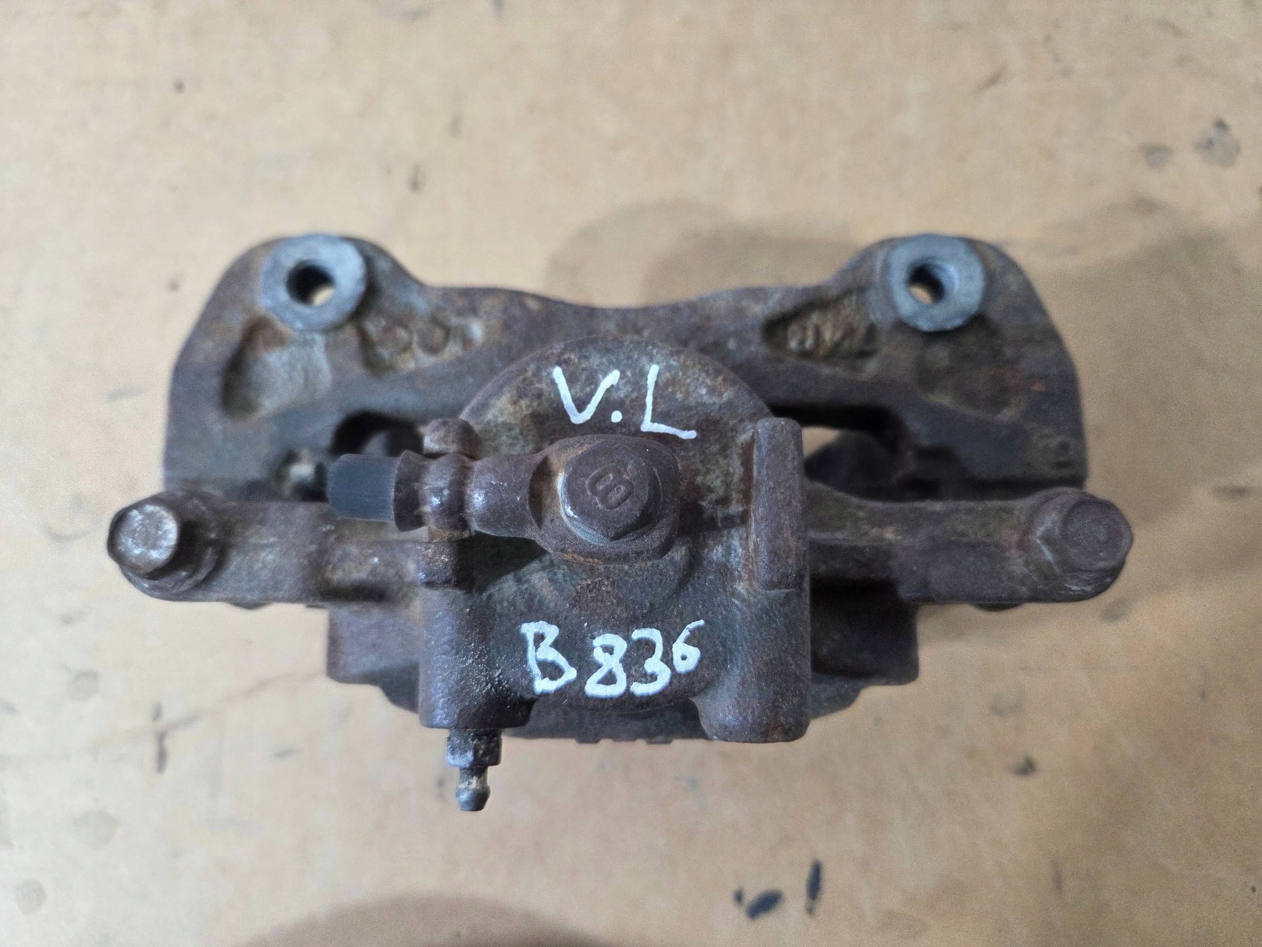 Mitsubishi L200 caliper brake front left (B836)