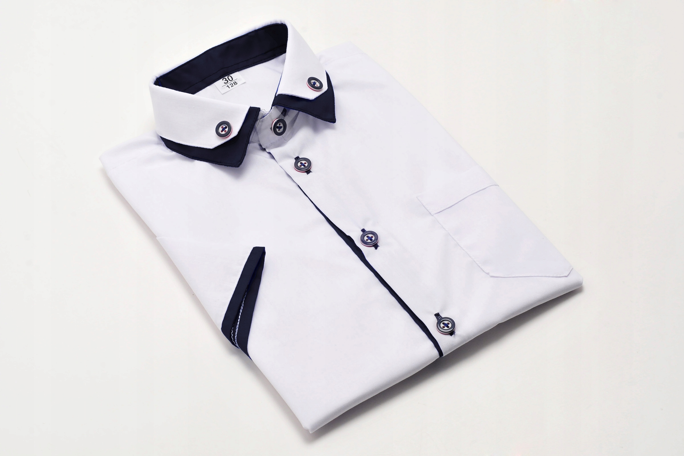 KOSZULA CHŁOPIĘCA BIAŁA Z KRÓTKIM I Z OBSZYCIEM RĘKAWEM ELEGANCKA 140 EAN (GTIN) 5905935357821