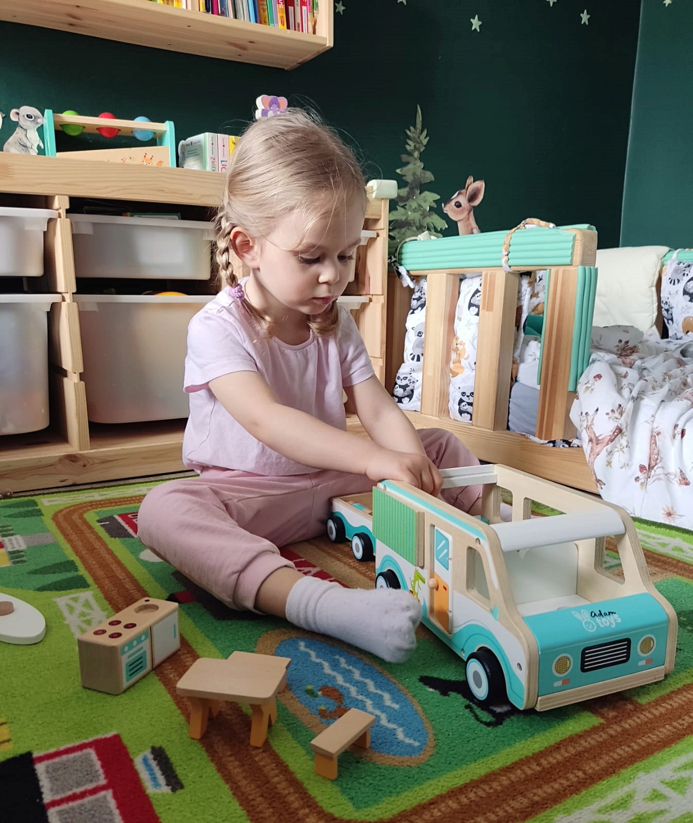 ZABAWKA DLA DZIECKA KAMPER + AKCESORIA PRZYCZEPKA KARAWANING PODRÓŻ VANLIFE Skala inna