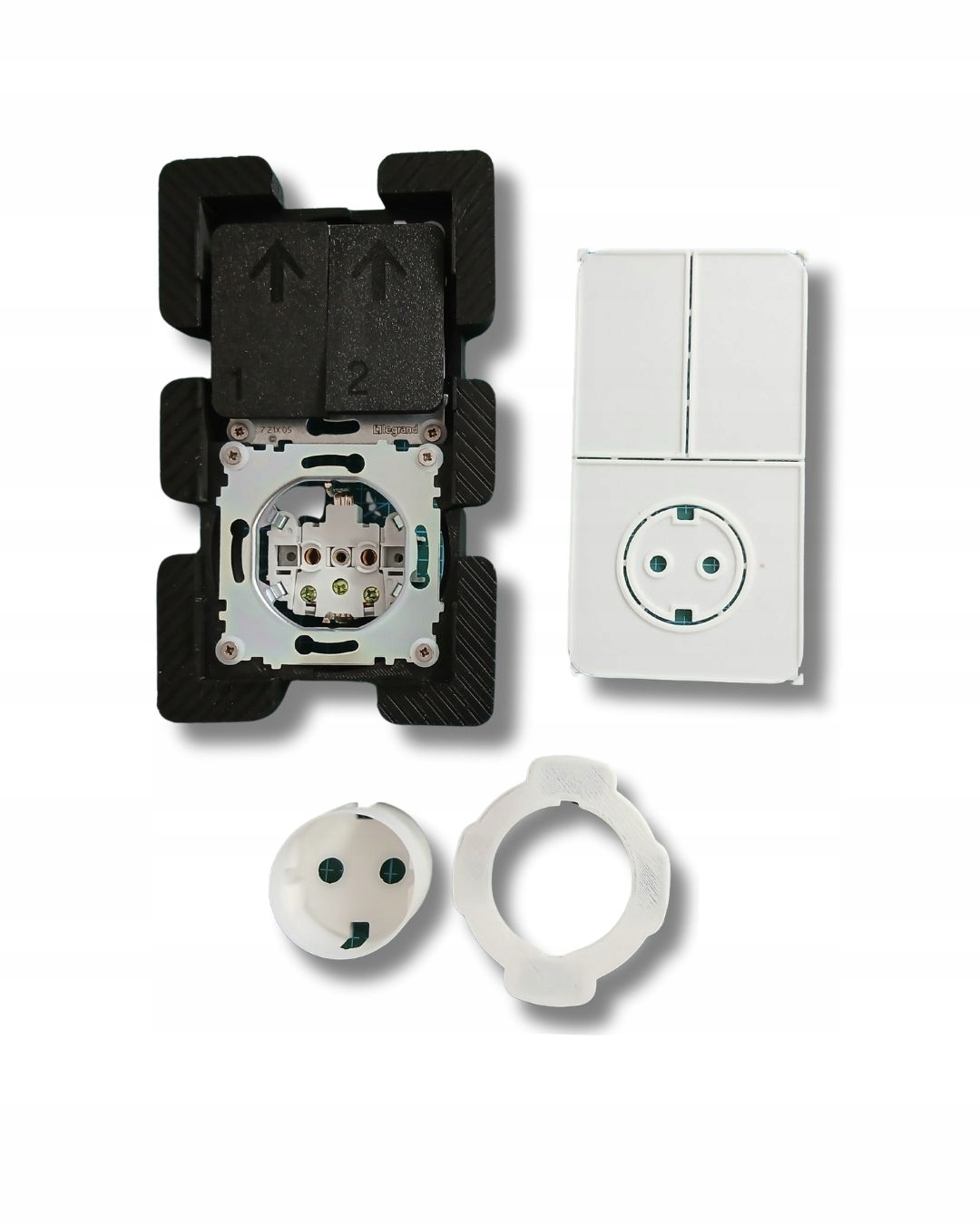 Skrytá zásuvka a dvojitý naddoskový spínač pre kuchyňu, svetlá dlažba