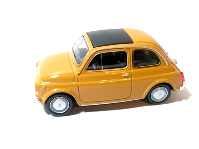 FIAT NUOVA 500 JASNY BRĄZ MODEL WELLY Model Fiat Nuova 500