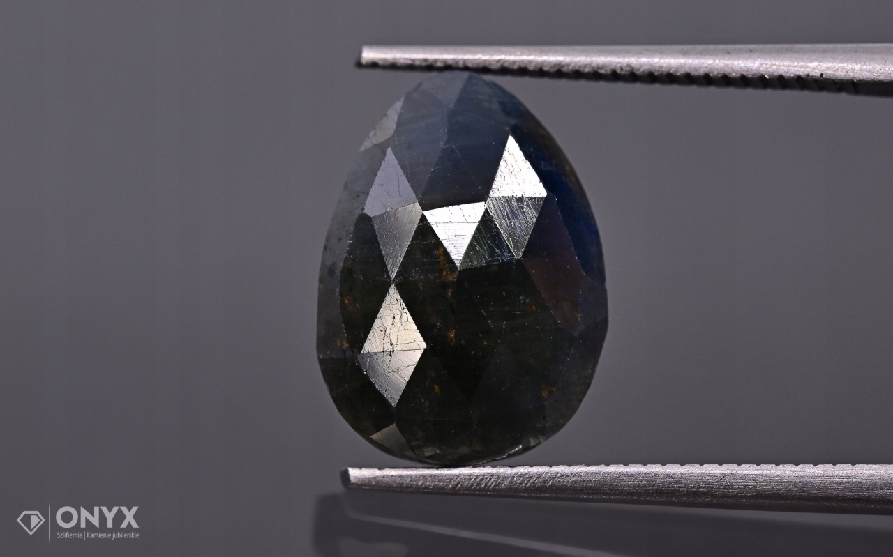 Safír fasetovaná nepravidelná rozeta 13x9,5 mm