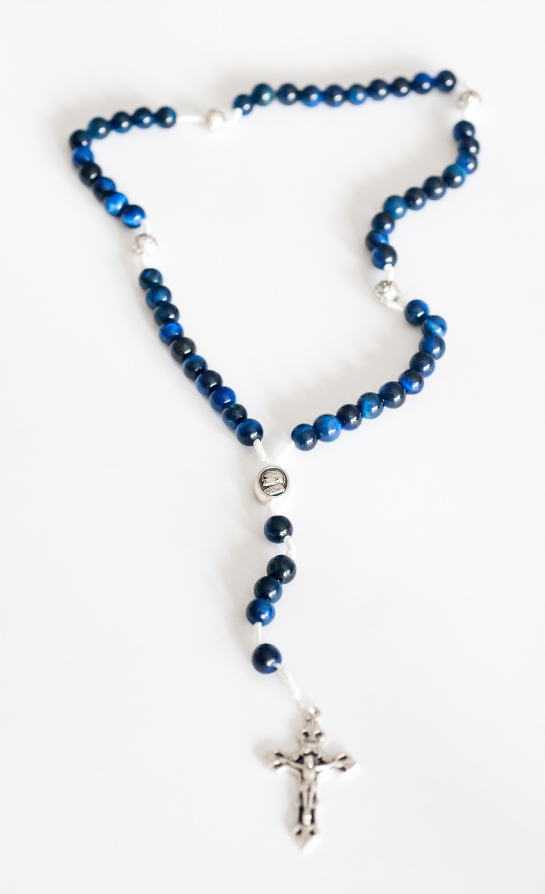 RÓŻANIEC KOMUNIJNY DLA CHŁOPCA Z KAMIENI NIEBIESKIE OKO TYGRYSIE /ETUI