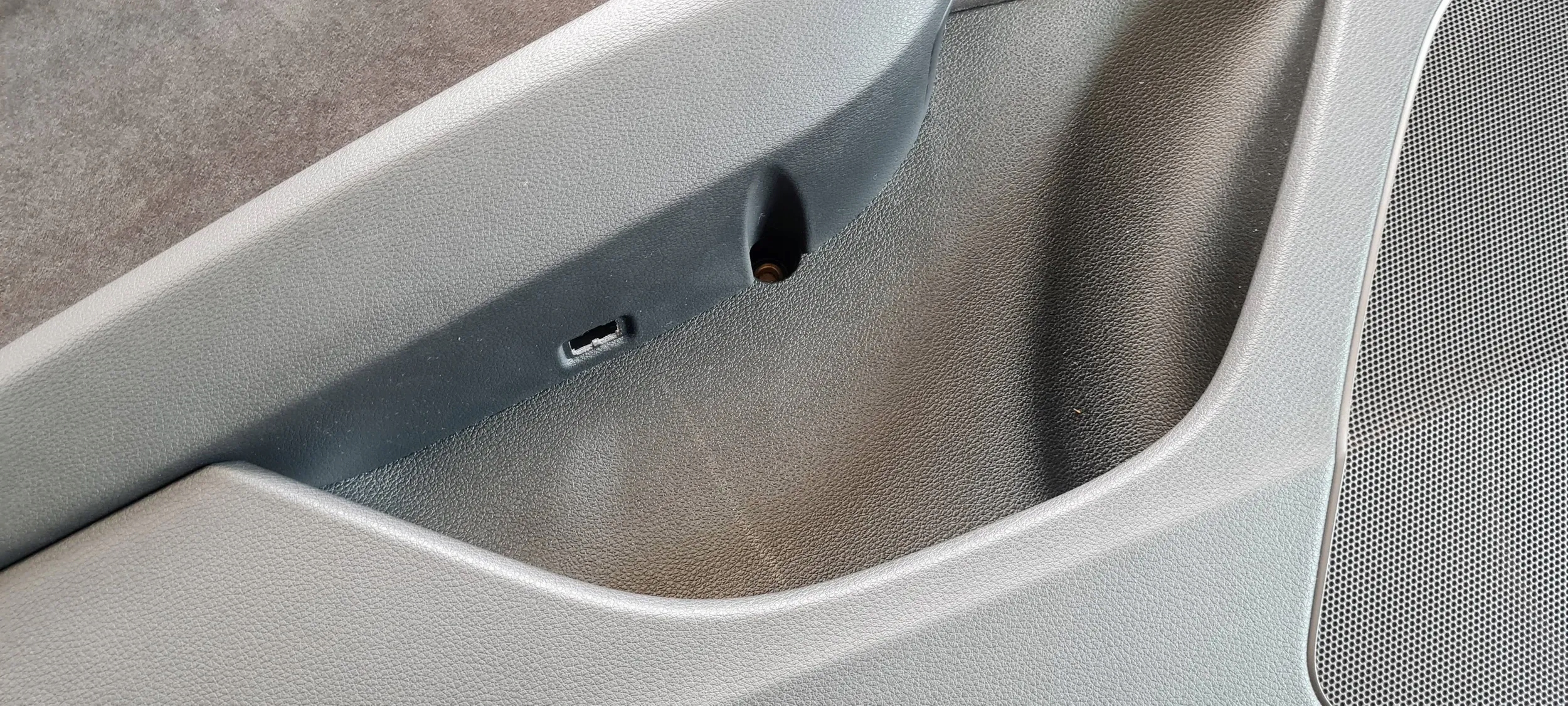 Q7 4M II SQ7 side left rear part ALCANTARA below AMBIENTE 4M0867317B