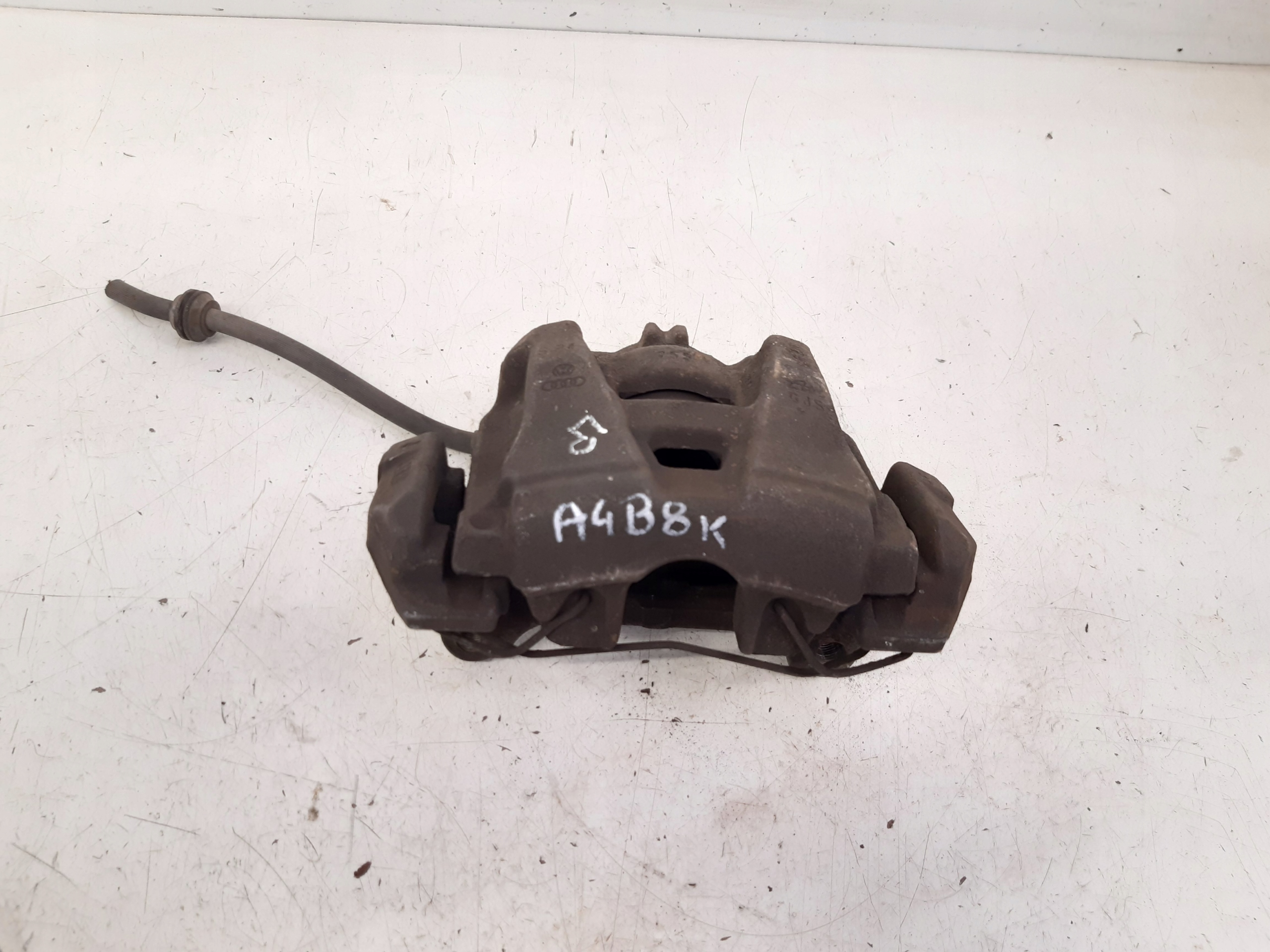 třmen levý předek Audi A4 B8