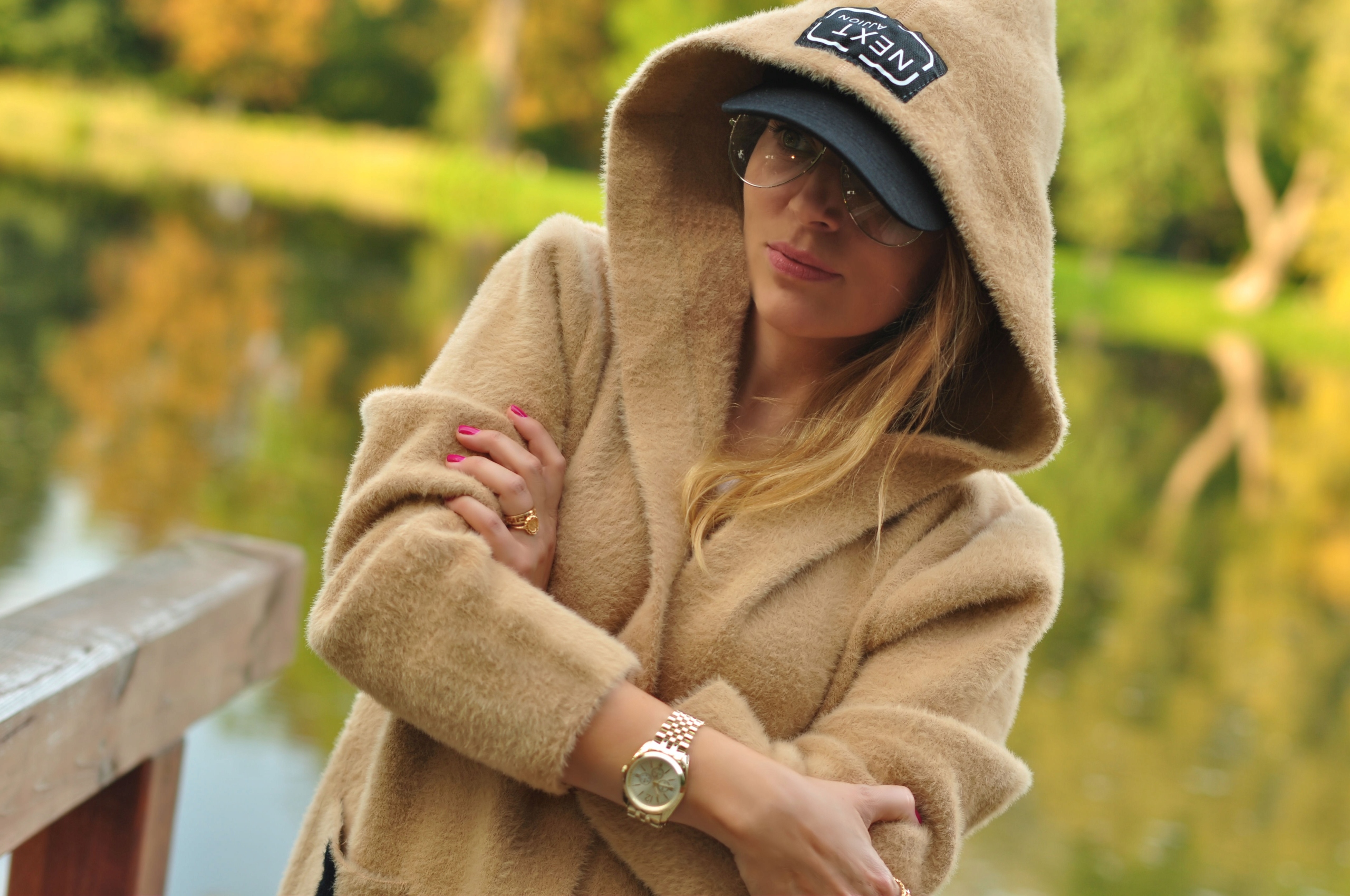 PŁASZCZ Z ALPAKI Z KAPTUREM sportowy BUTELKOWY Długość przed kolana