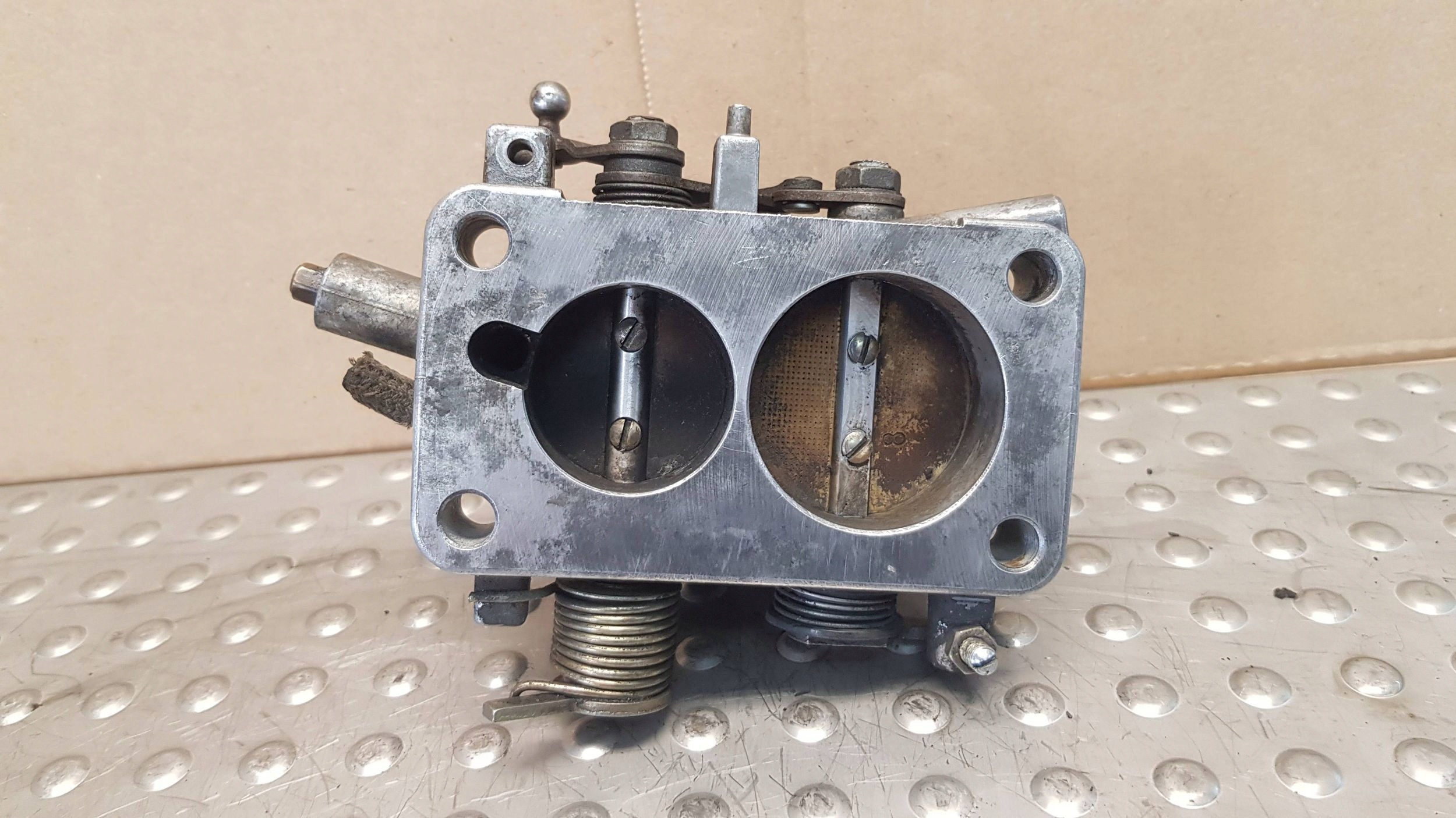 Valvola a farfalla 067133063N VW GOLF e SCIROCCO e 1.6 GTI 8V