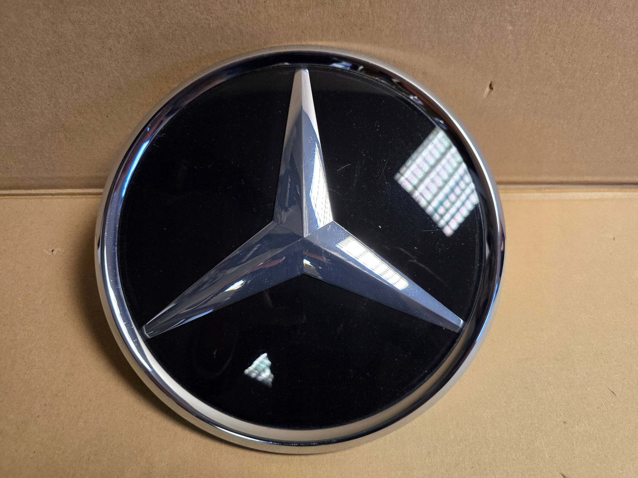 MERCEDES ZNACZEK LOGO DISTRONIC A0008880111 EMBLEMAT