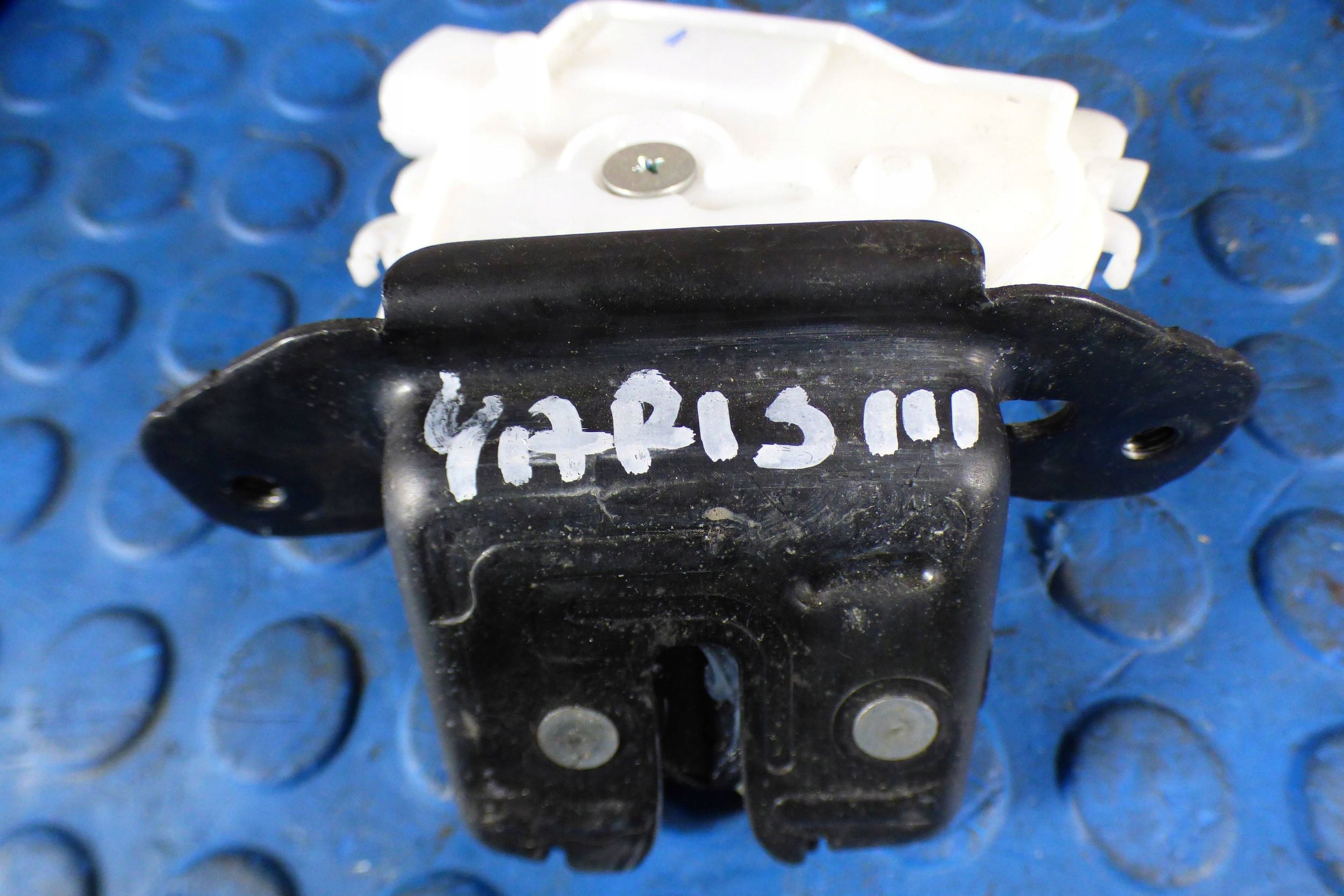 Toyota Yaris III lock bonnet boot rear part