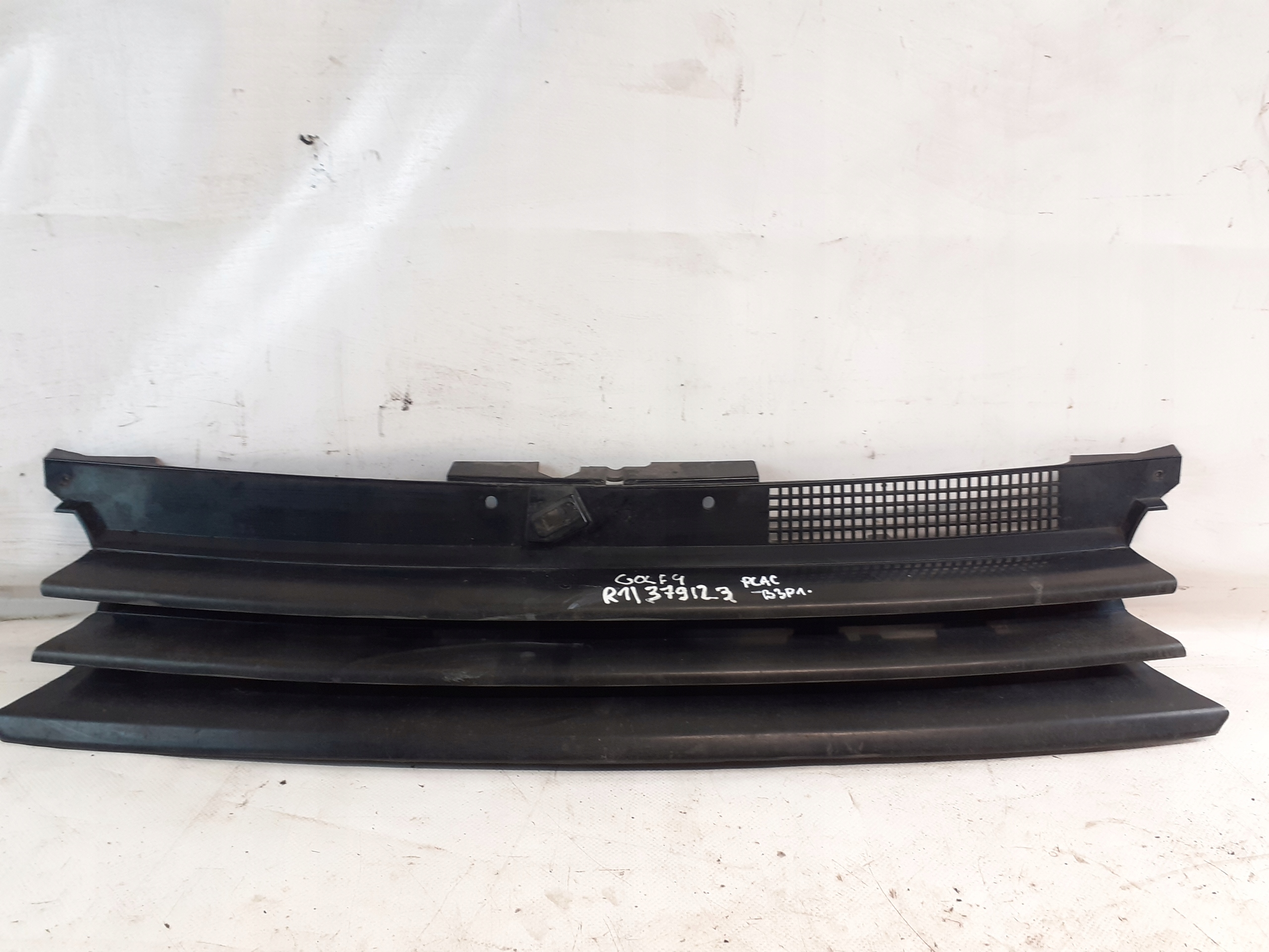 Grill ohne ZNACZKA VW GOLF 4 BLACK