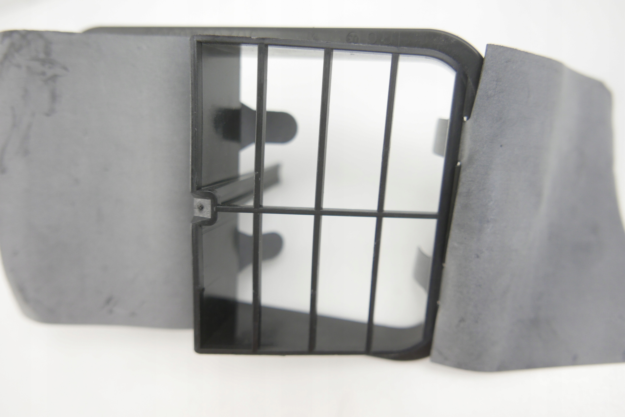 KRATKA WENTYLACYJA Peugeot 206 858078 Jakość części (zgodnie z GVO) O - oryginał z logo producenta pojazdu (OE)