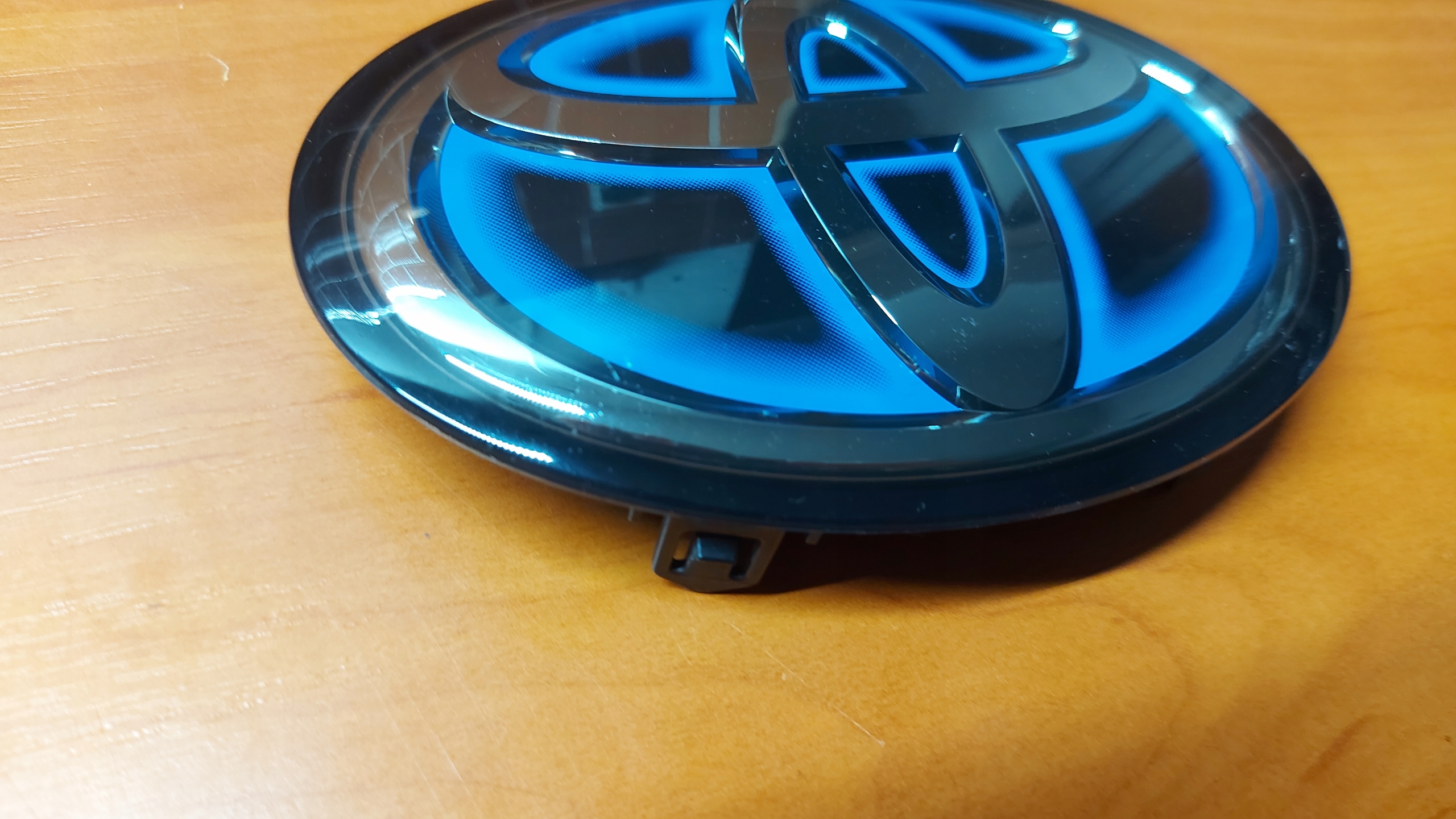 ZNACZEK EMBLEMAT LOGO PRZÓD PRZEDNI TOYOTA RAV4 V 18- Marka Toyota