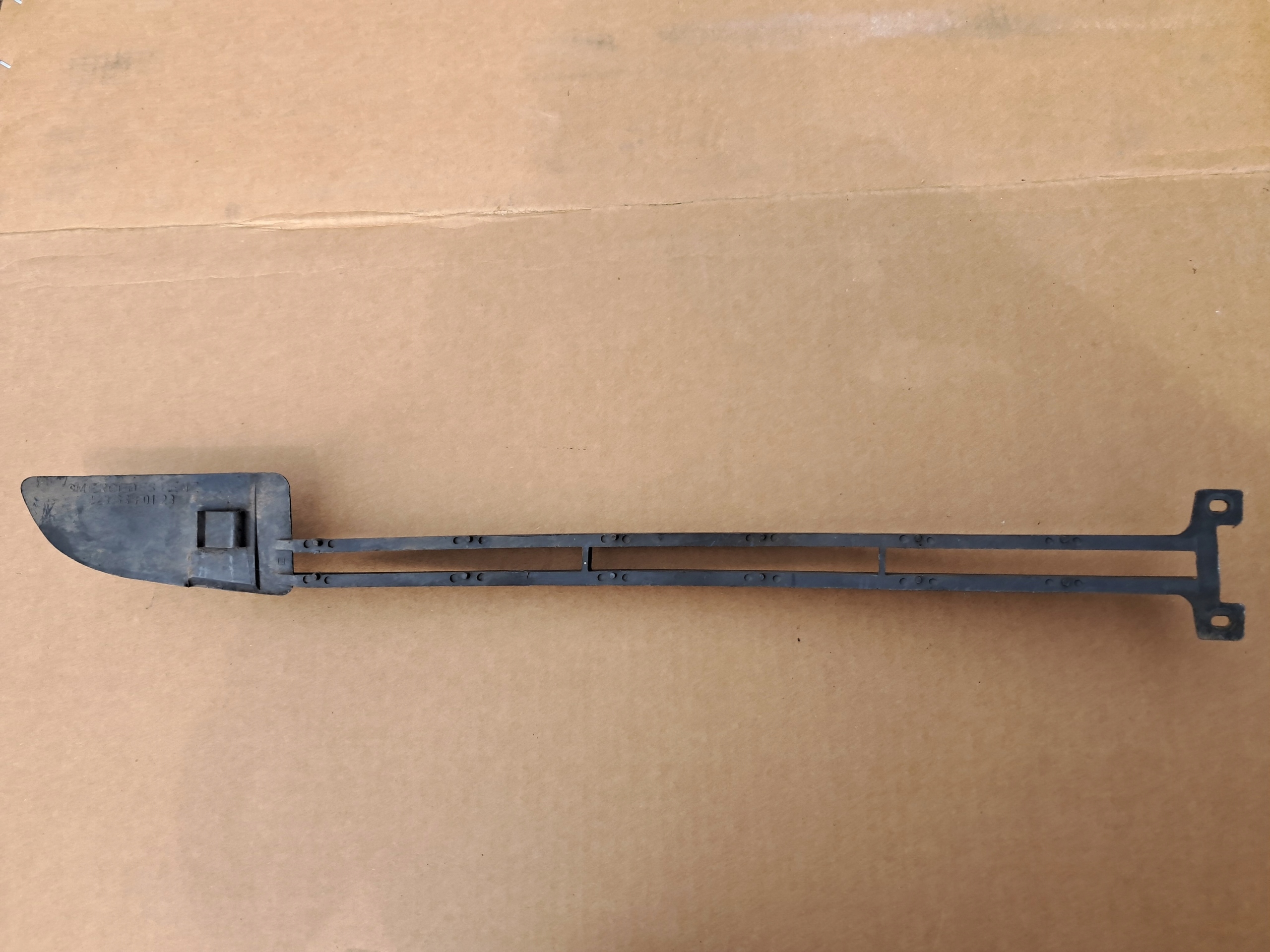 mřížka stěny předního MERCEDES W123 1238880123