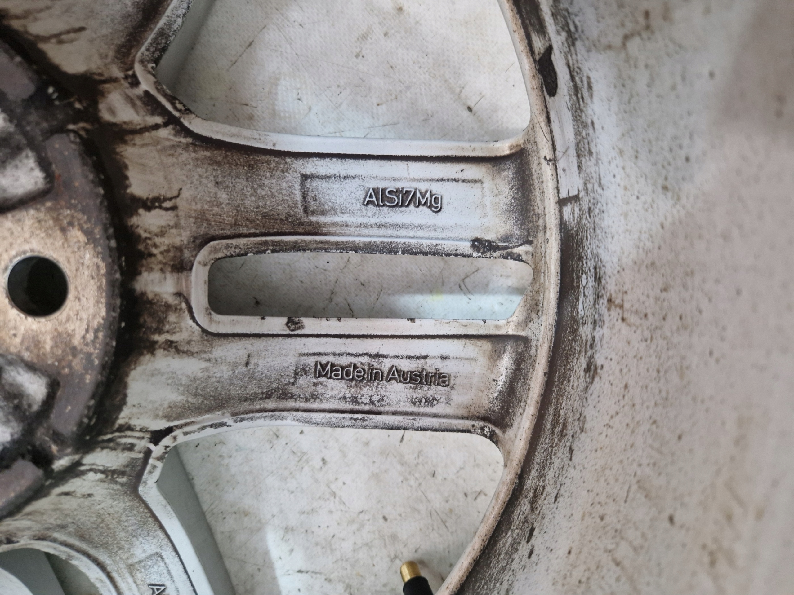 AUDI A4 (B9) disk hliníkový original E7.5Jx17 H2 ET38 8W0601025E