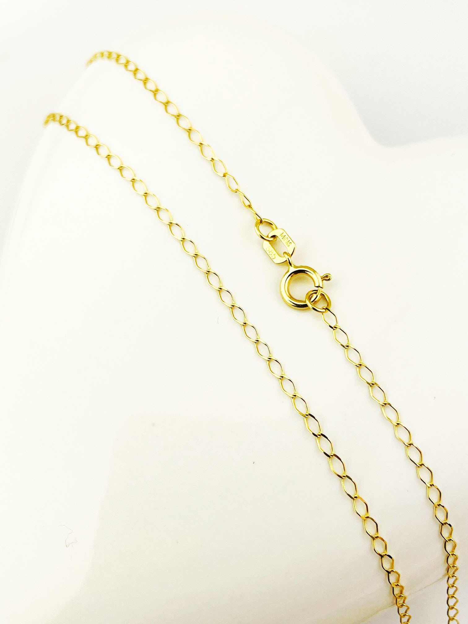 Zlatý řetízek s prolamovaným pancířem