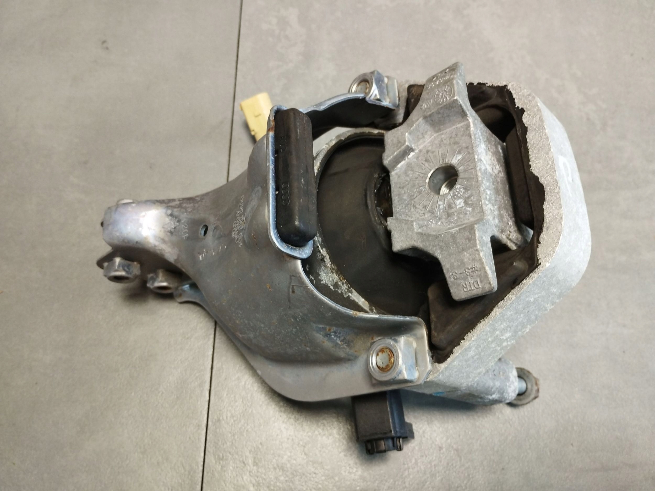 Audi A8 D4 4H 3.0 TDI engine mount 4G0199381LO