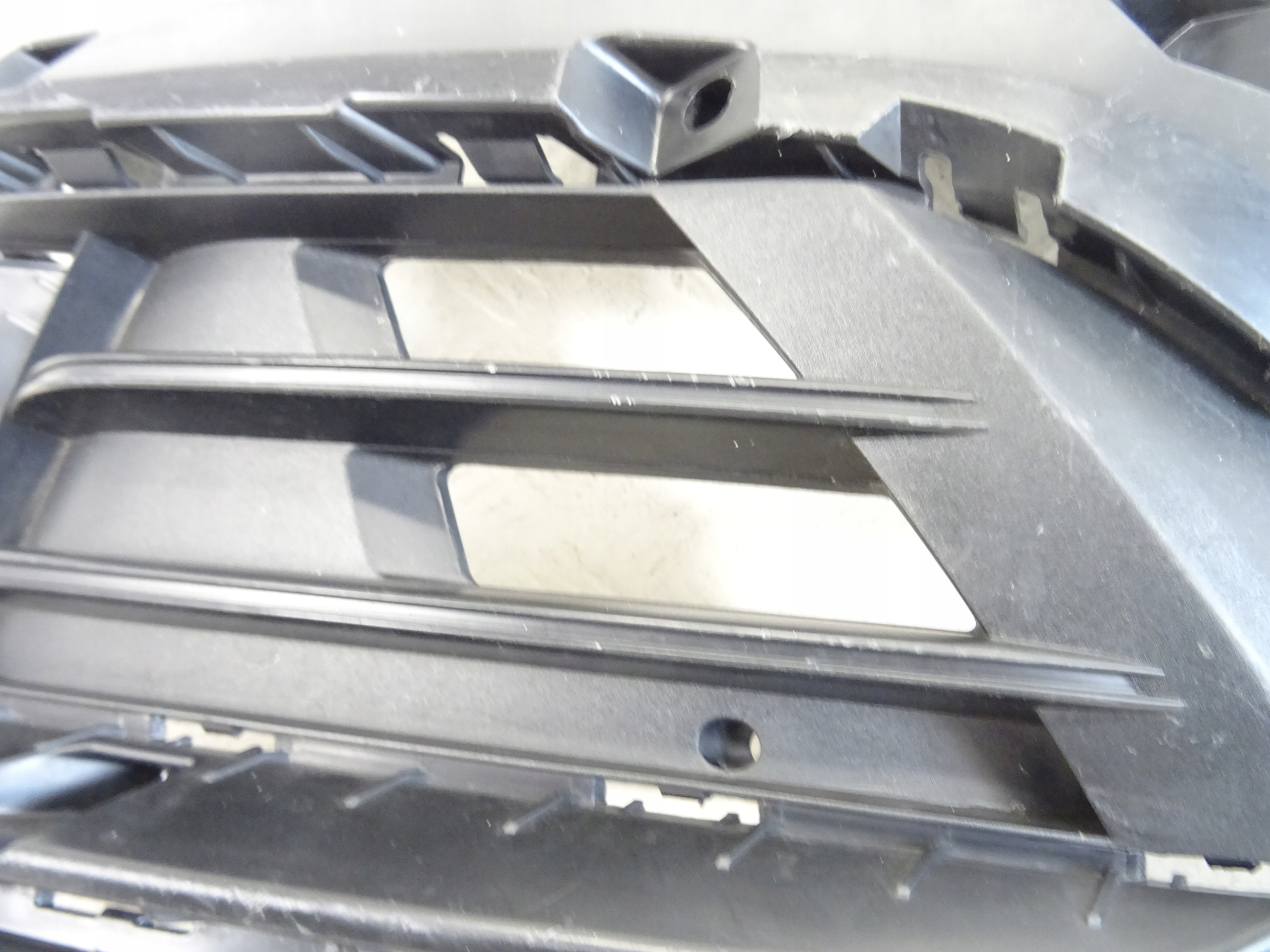 grid of a bumper front front left KIA SPORTAGE V 86563-R2010