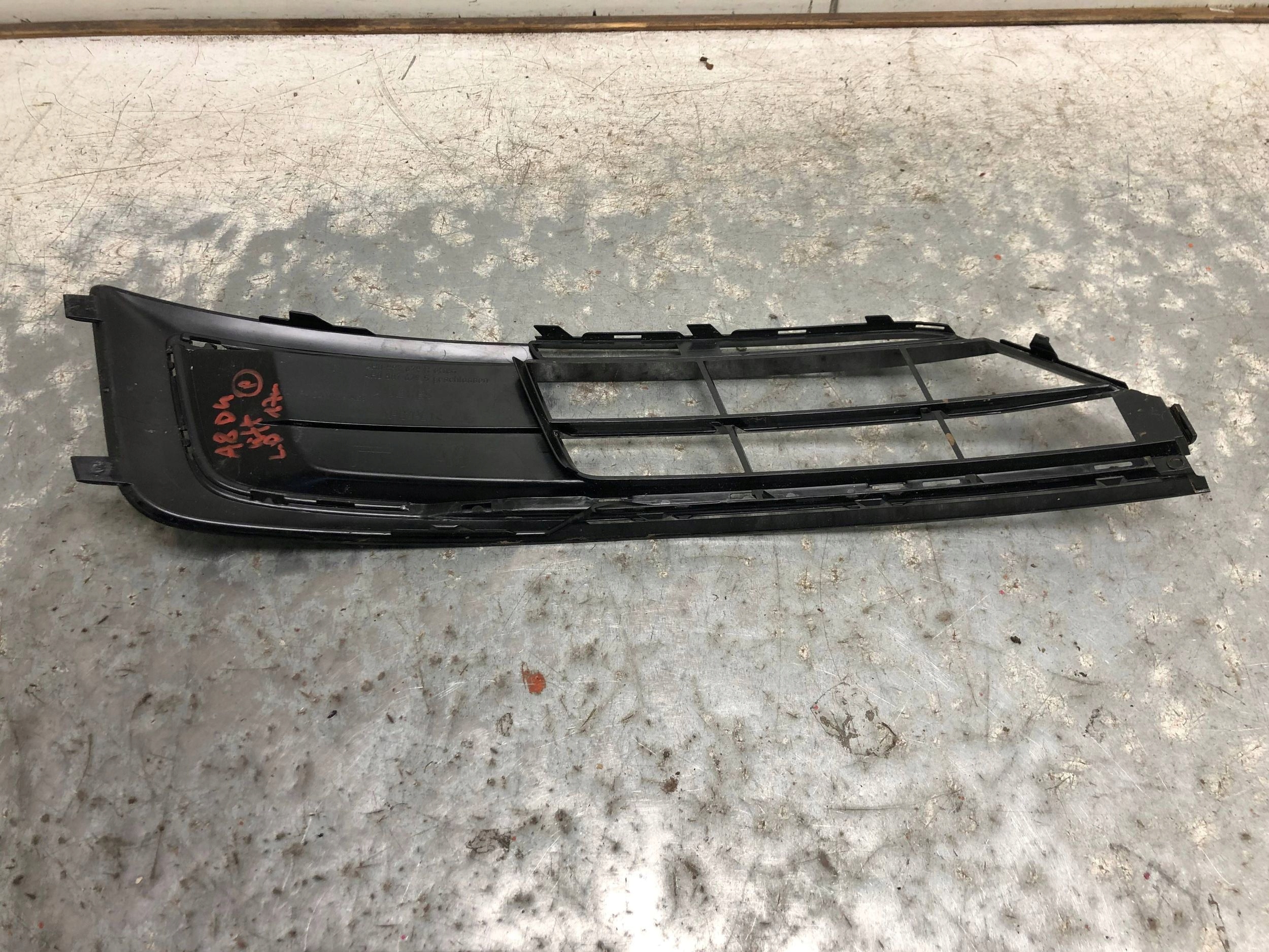 grid of a bumper left front AUDI A8 D4 LIFT 4H0807679R