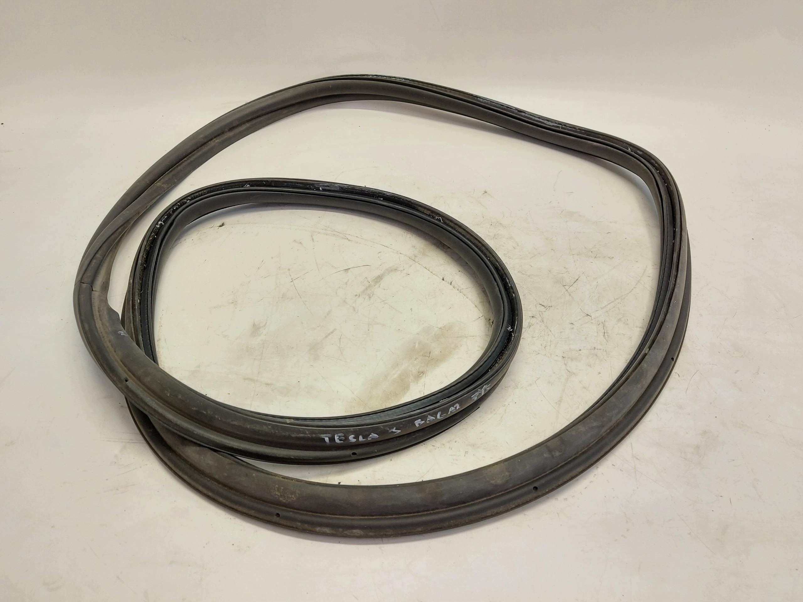 TESLA MODEL 3 2022r gasket bonnet boot 1091069-00-E