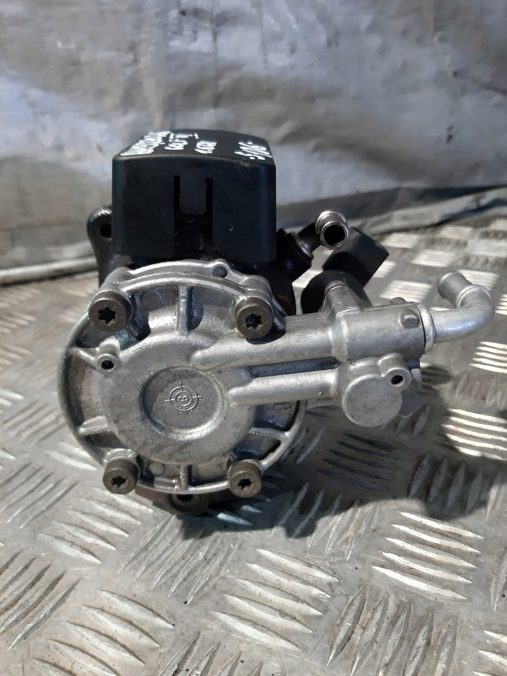 injection pump VW GOLF VI 1.6 TDI 03L130755E