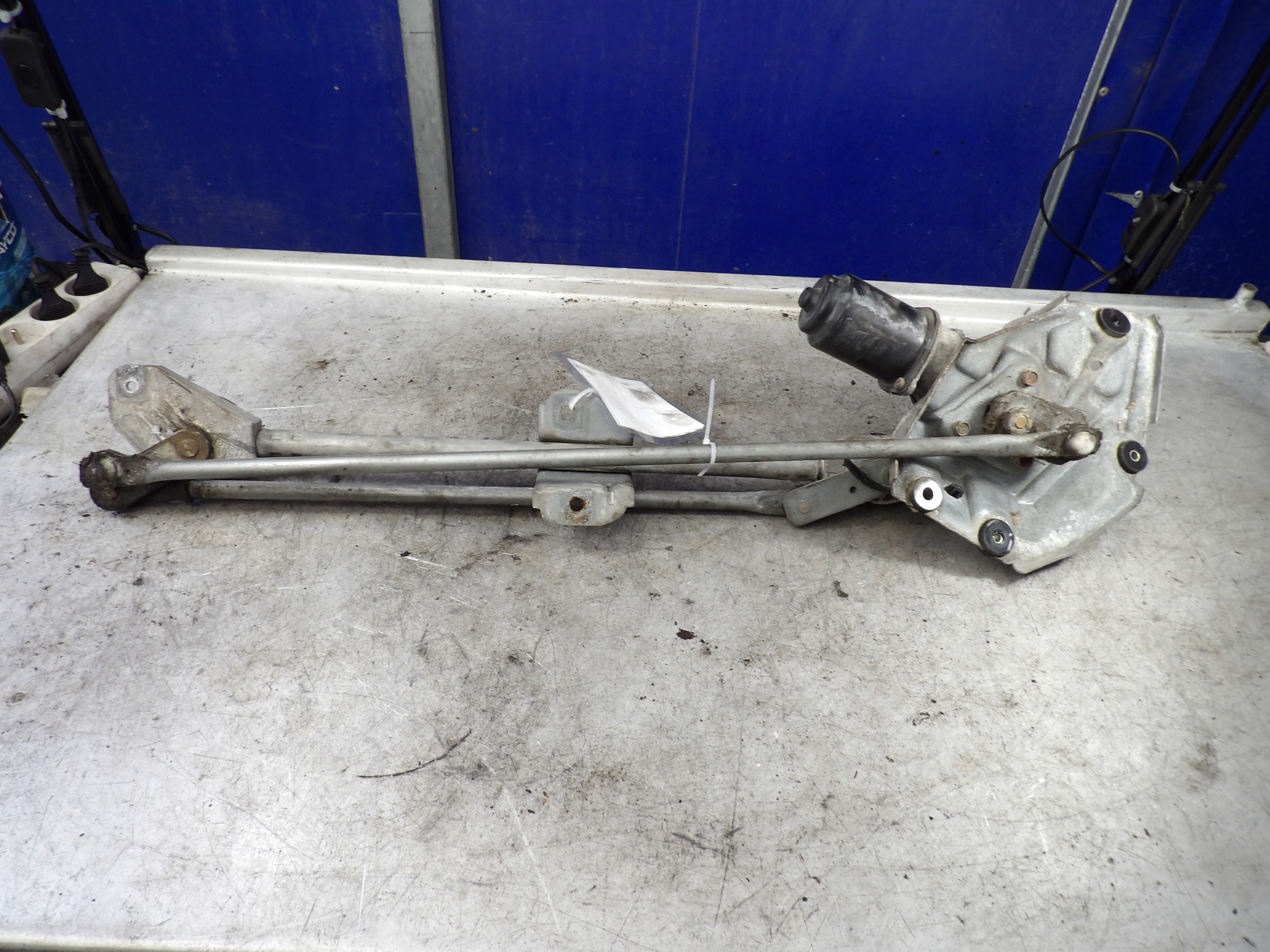 Mitsubishi Lancer VII wiper mechanism front