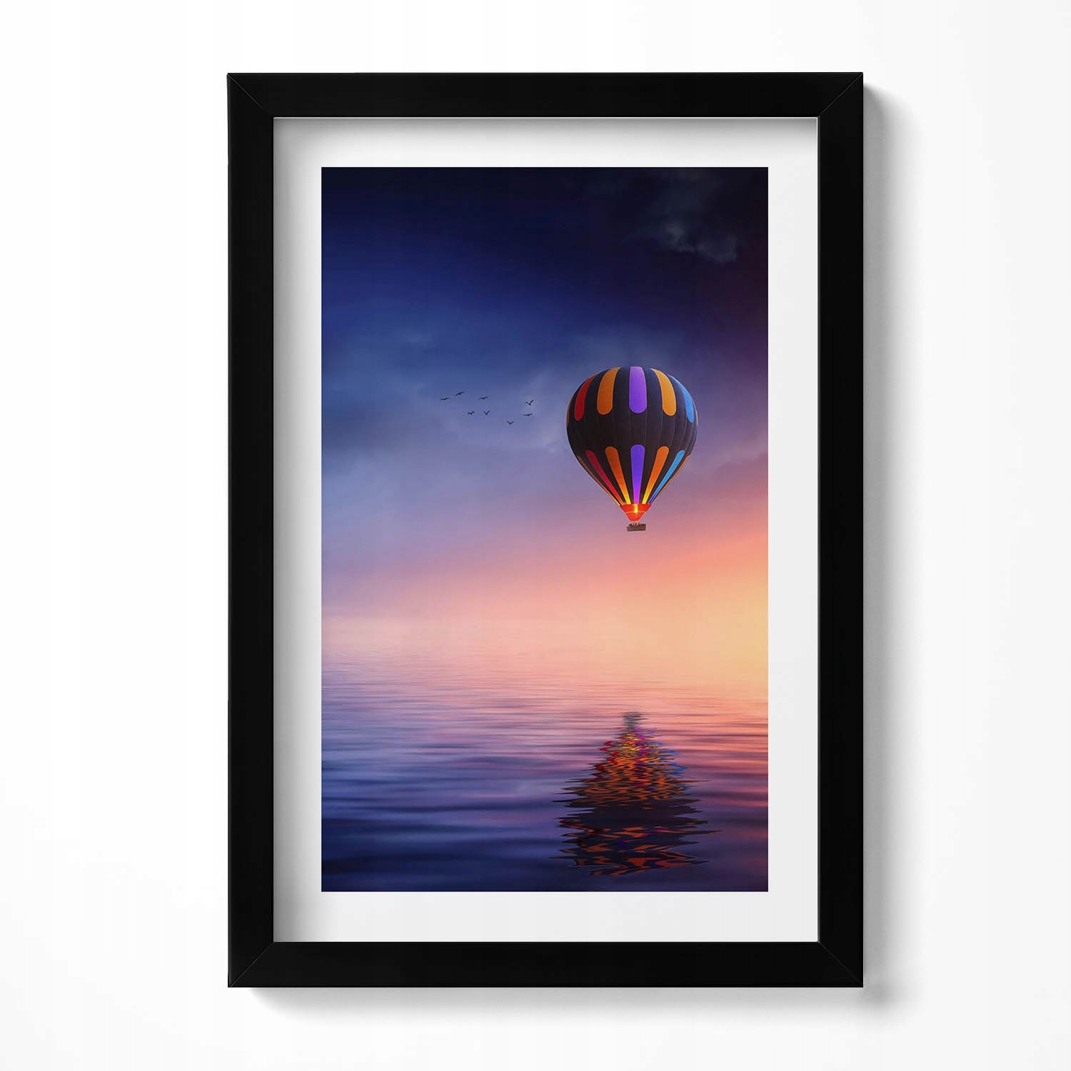 Moderní nástěnná dekorace obraz v černém rámu Balón nad vodou 20x30 cm