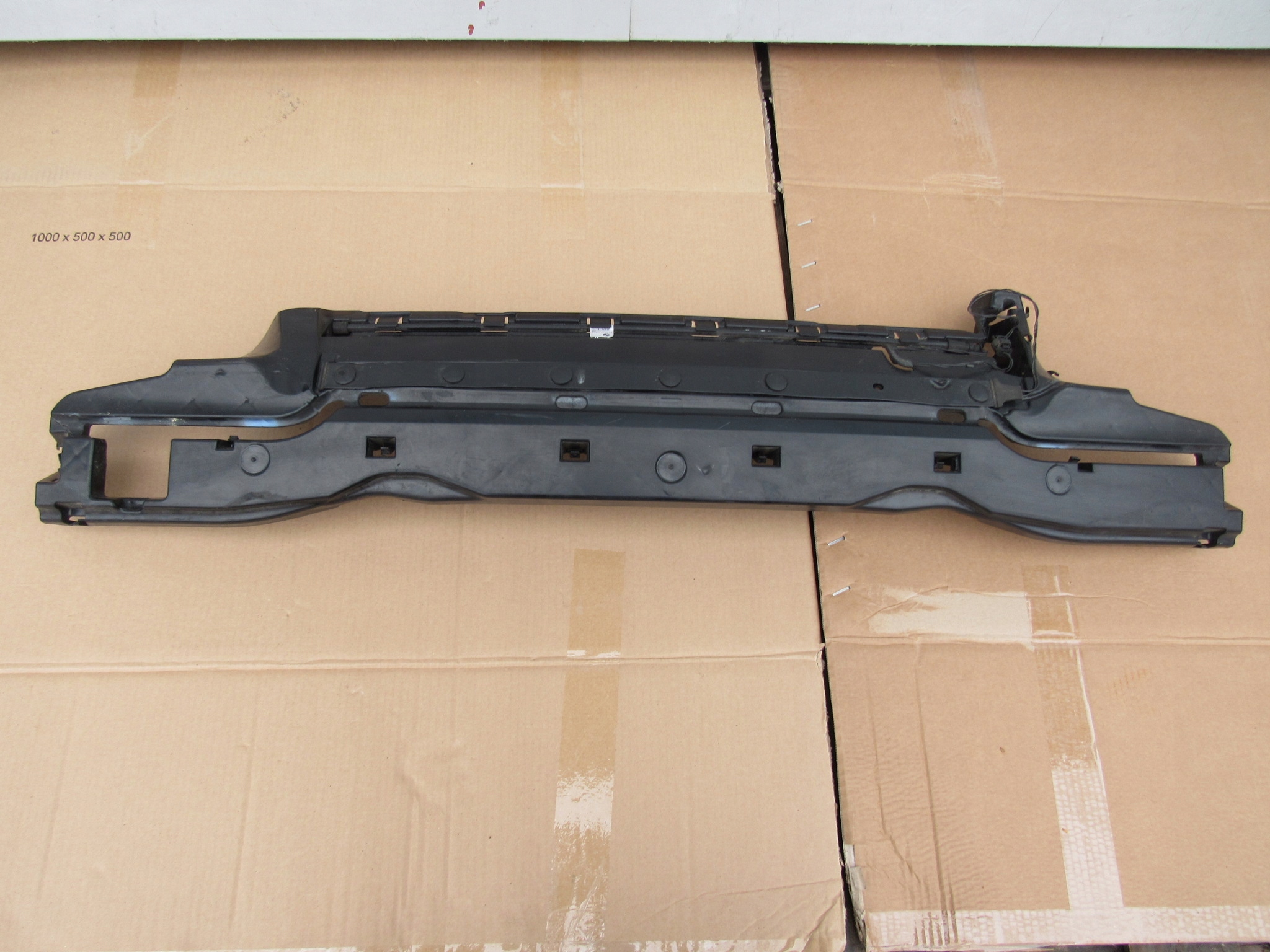 BMW M5 F10 КРІПЛЕННЯ ЦЕНТРАЛЬНИЙ ПІДТРИМУВАЧ БАМПЕРА ЗАД.