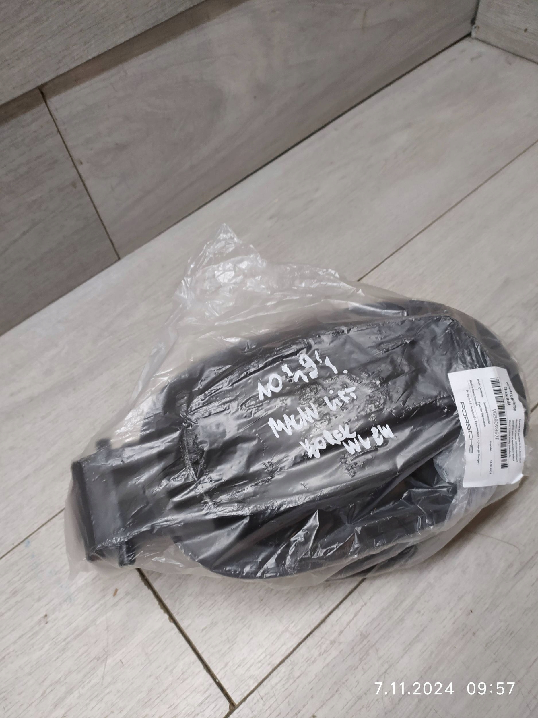 10494. MACAN LIFT KOREK WLEW PALIWA 95B809857F