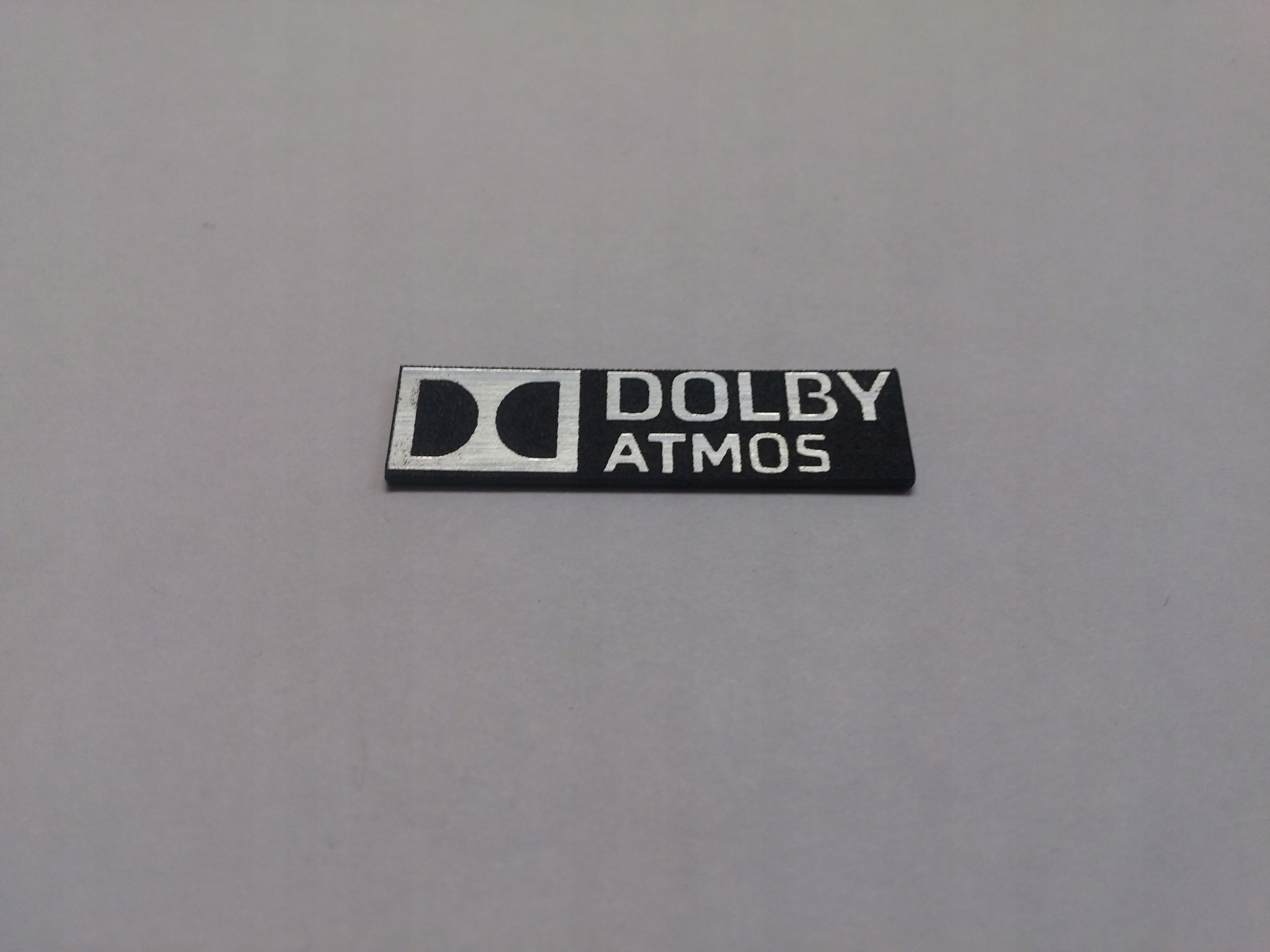 

Dolby Atmos naklejka emblemat 30 x 8 mm*SREBRNA