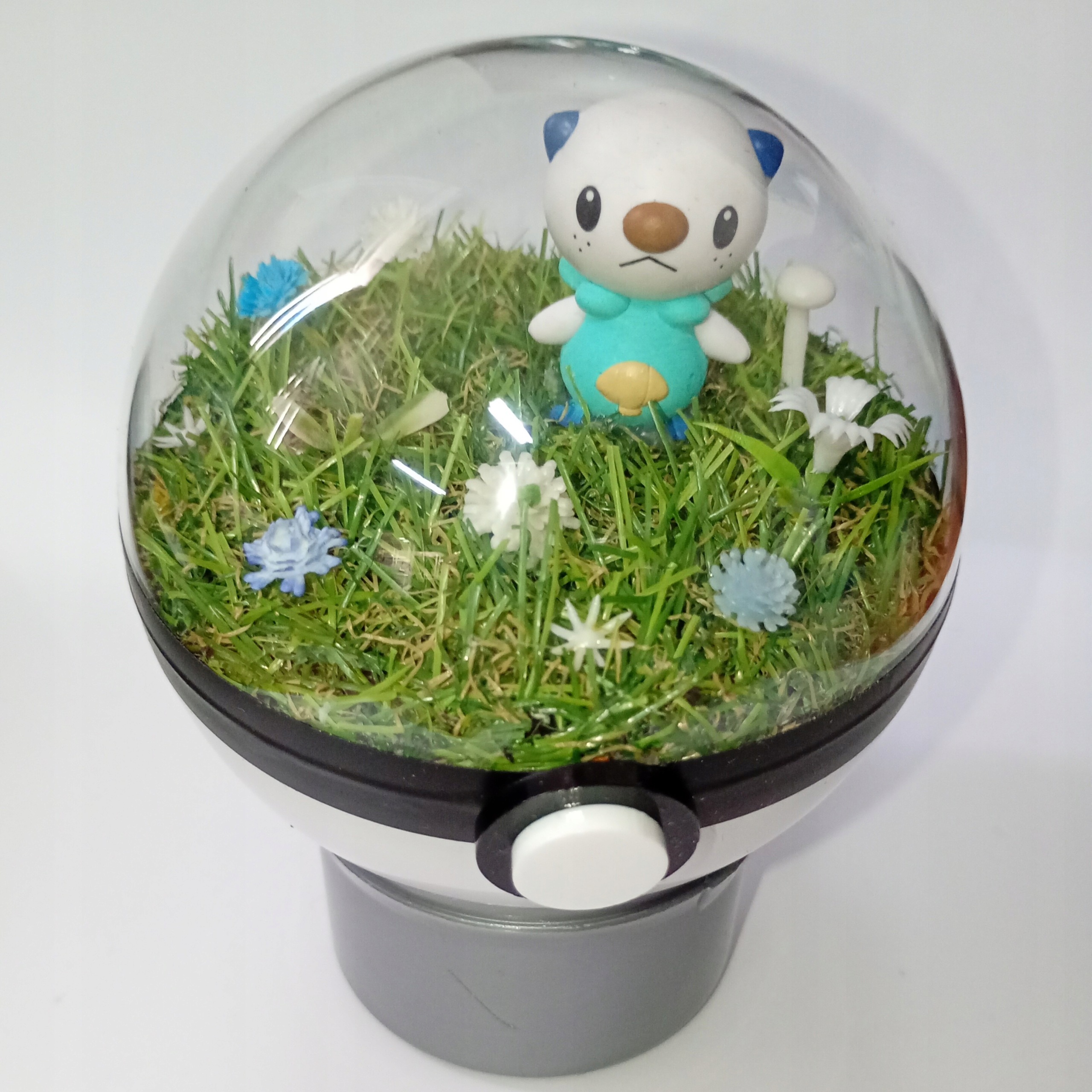 Oshawott – Unikátní Pokeballové Terárium S Dioramou Pokémon Handmade 10 CM
