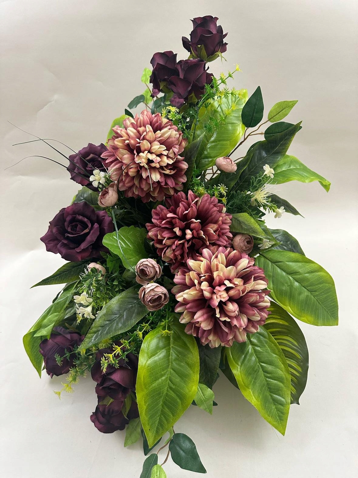 Kompozícia Kvety na hrob cintorín kytica kvetináč umelé kvety