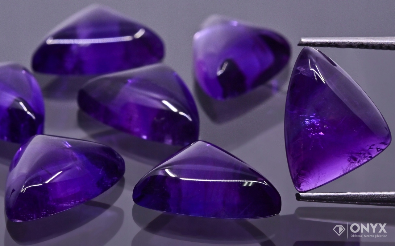 Ametyst A kabošon Pravý nepravidelný 12,5x9 mm