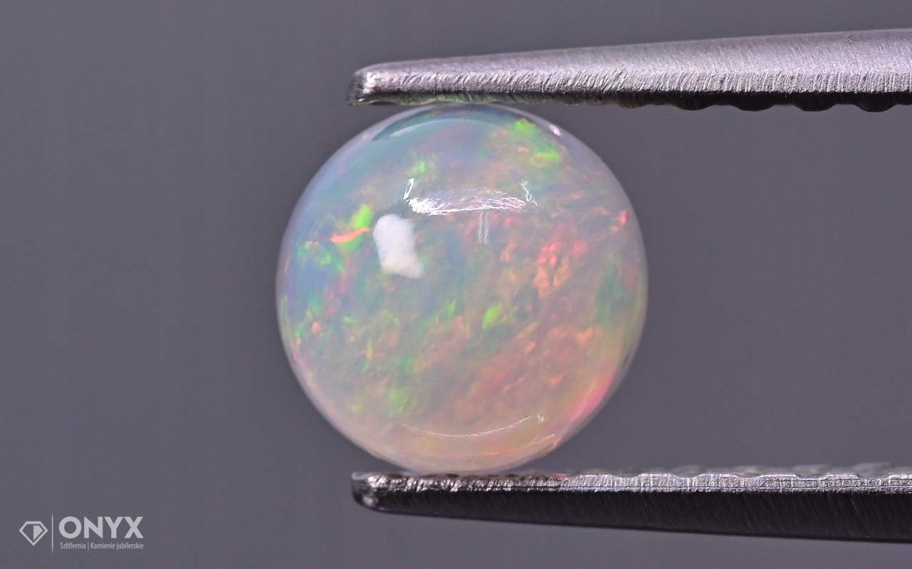 Opál z Etiopie kabošon kulatý fi 5,1 mm