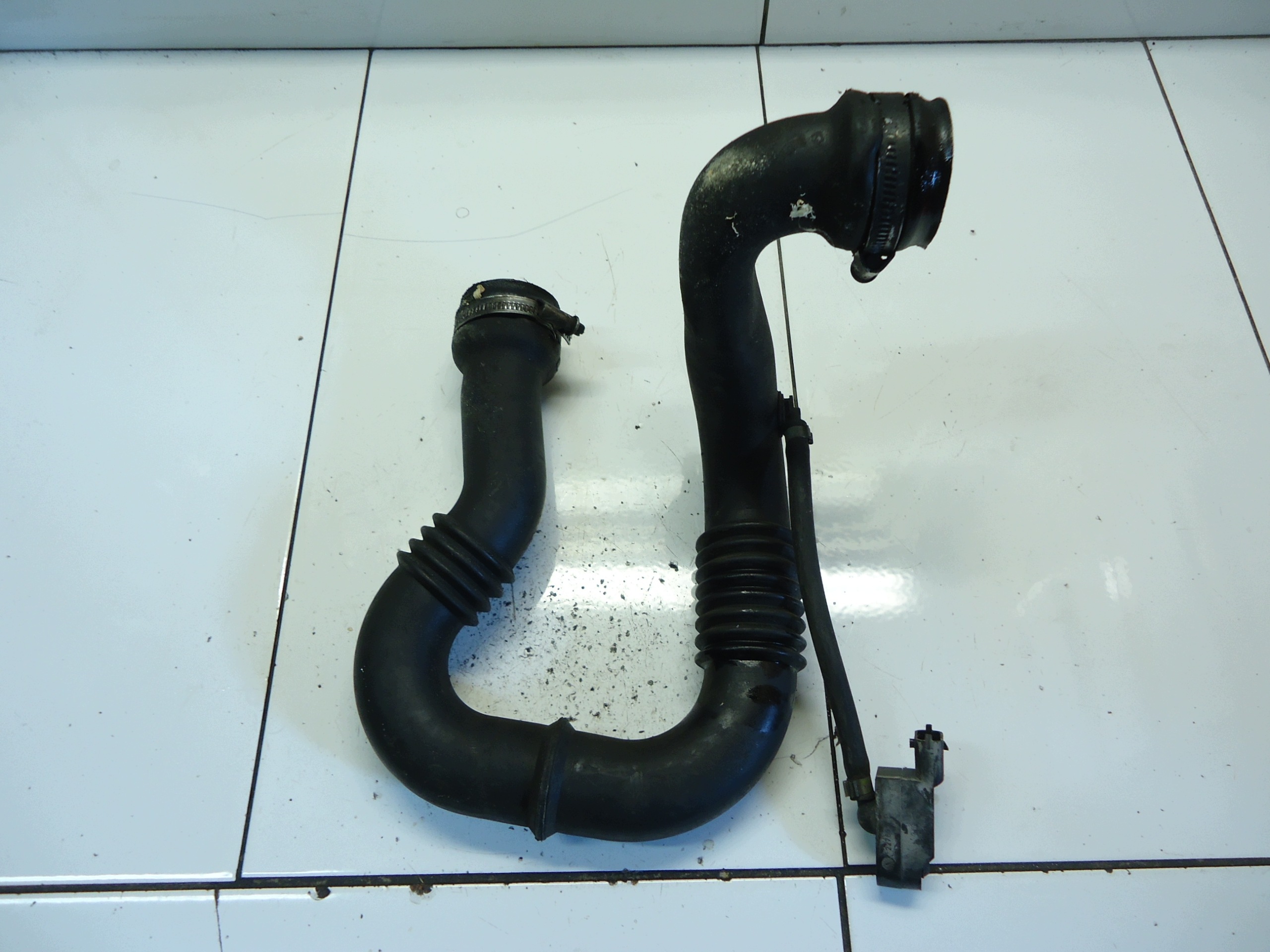 RENAULT TRAFIC II 2.0DCI rúra intercoolera 8200470985E 93856622
