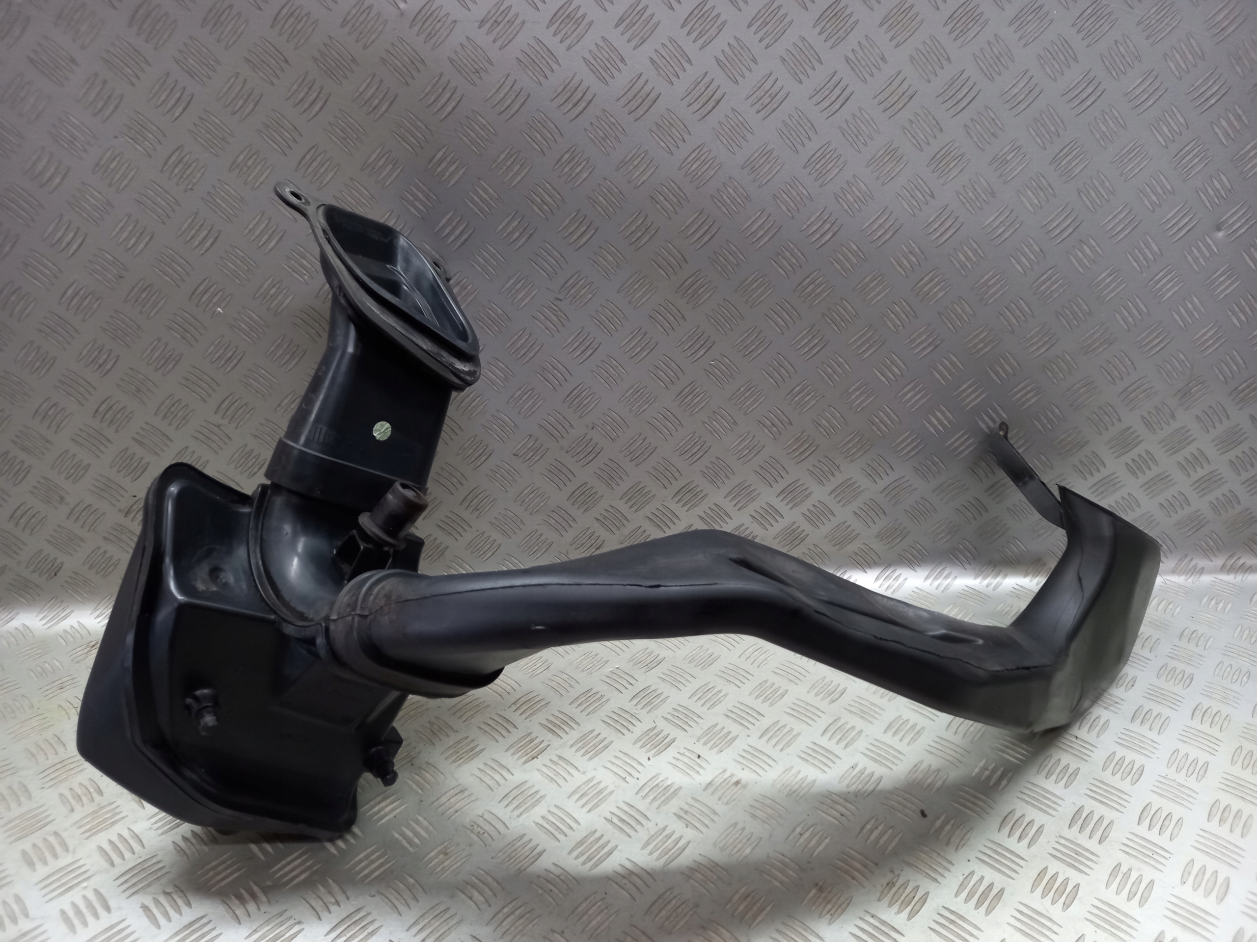 13307080 13346074 - ВПУСКНИЙ ПОВІТРЯНИЙ РЕЗОНАТОР OPEL ASTRA J 1.4 1.6