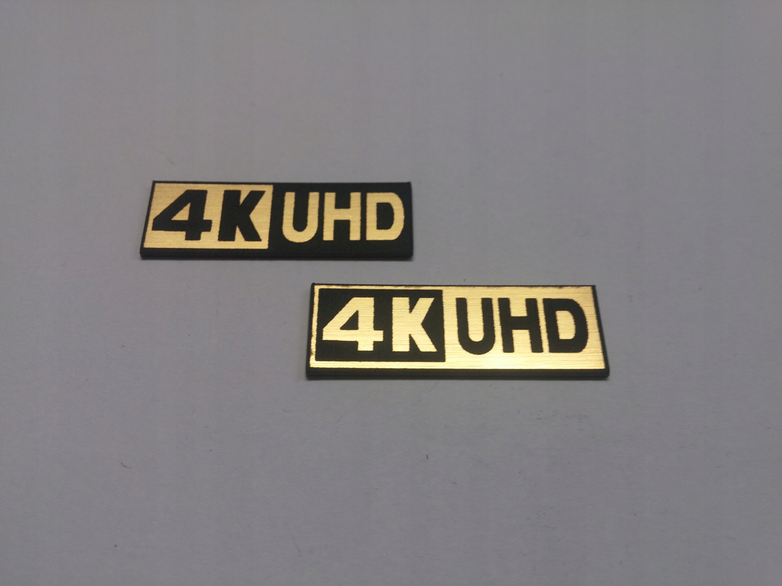 

4K Uhd naklejka emblemat 30 x 10 mm *złota