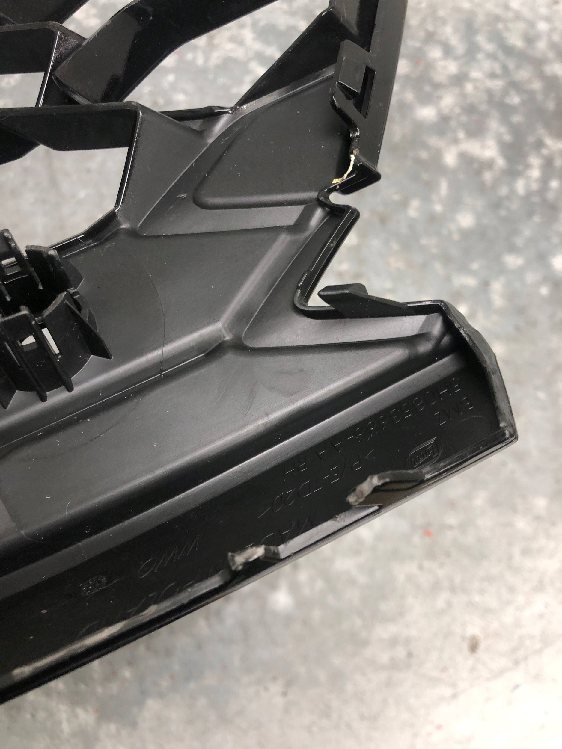 grid of a bumper right front VW GOLF VIII 5H0853666AA