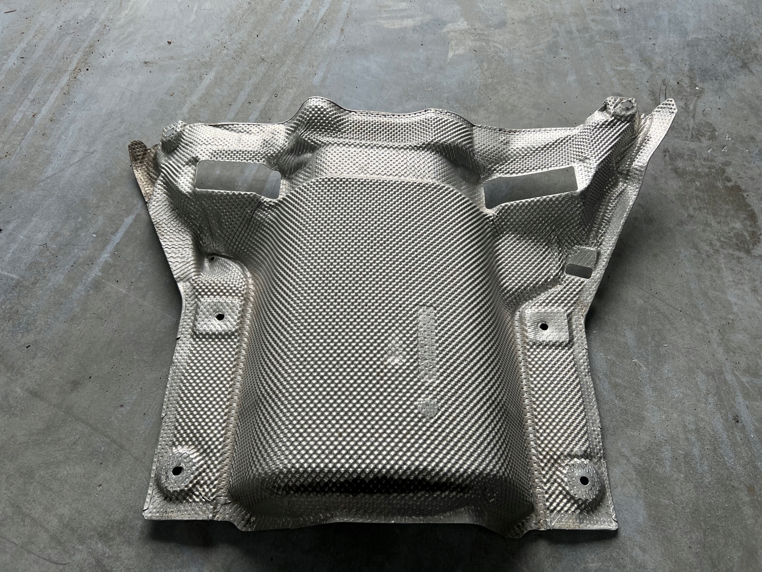 A2056823900, 2056823900 - Тепловий екран нижній частині Mercedes W205 c клас