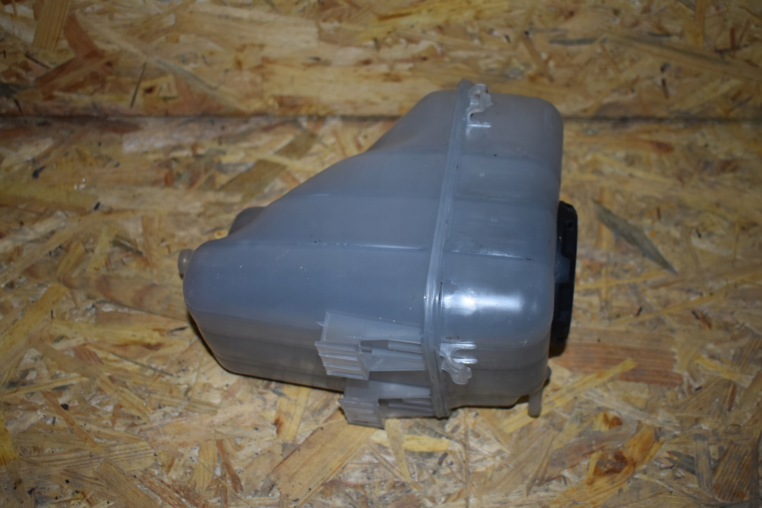 IDEALNY spremnik vode WYROWNAWCZY AUDI A5 B10 1