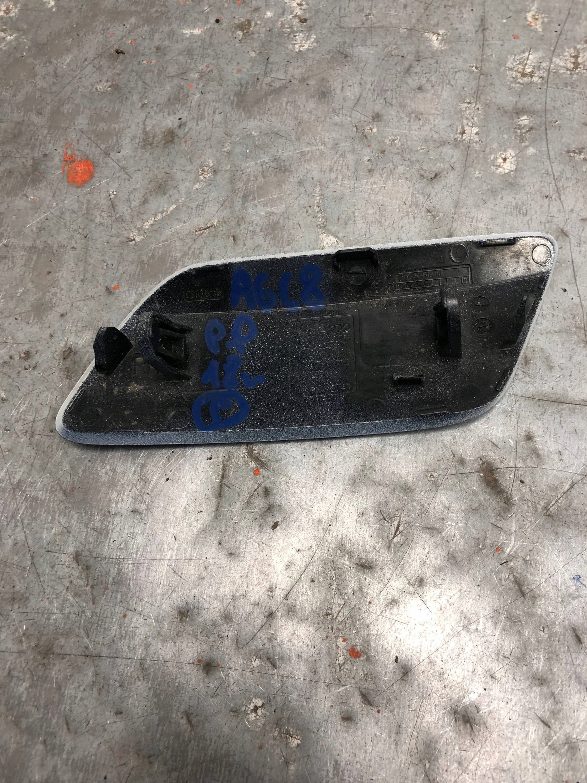 Couvre Lave phare Droite Avant AUDI A6 C8 4K0955276