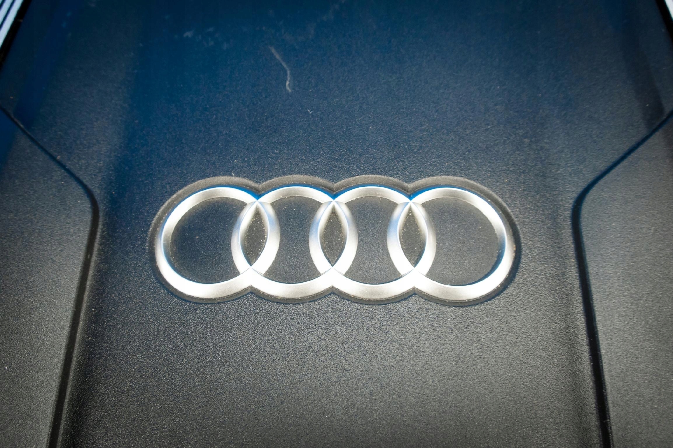cover for engine Audi A8 4h 06J103925BS Hybrid
