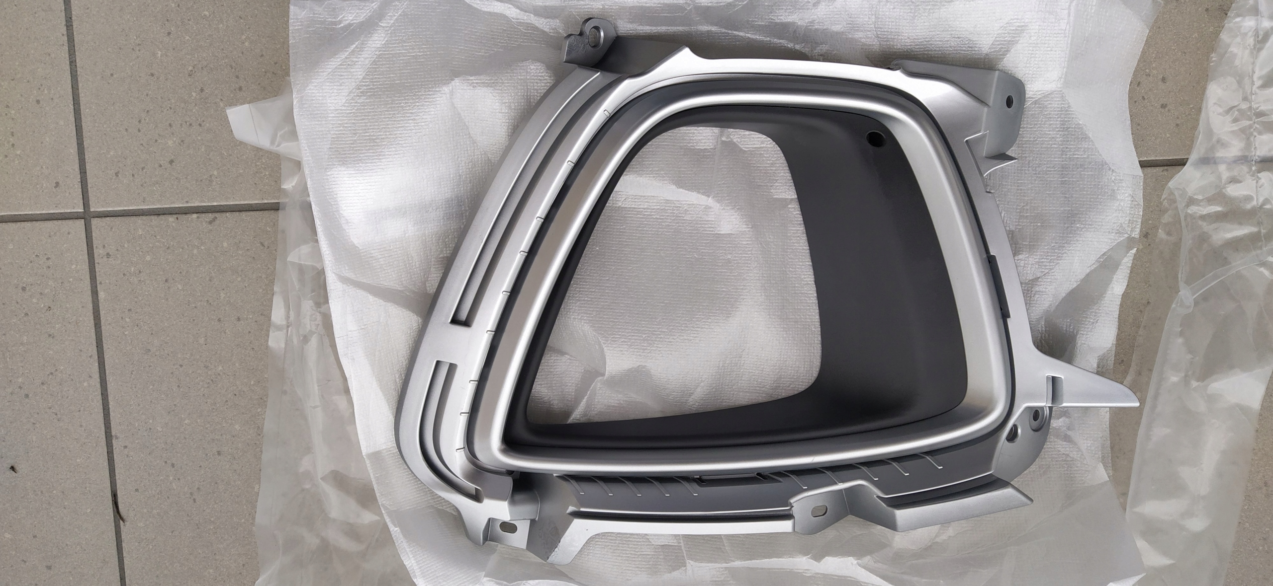 86525C5030 - KIA SORENTO III 15-РАМКА ПРАВА ГАЛОГЕННА РЕШІТКА